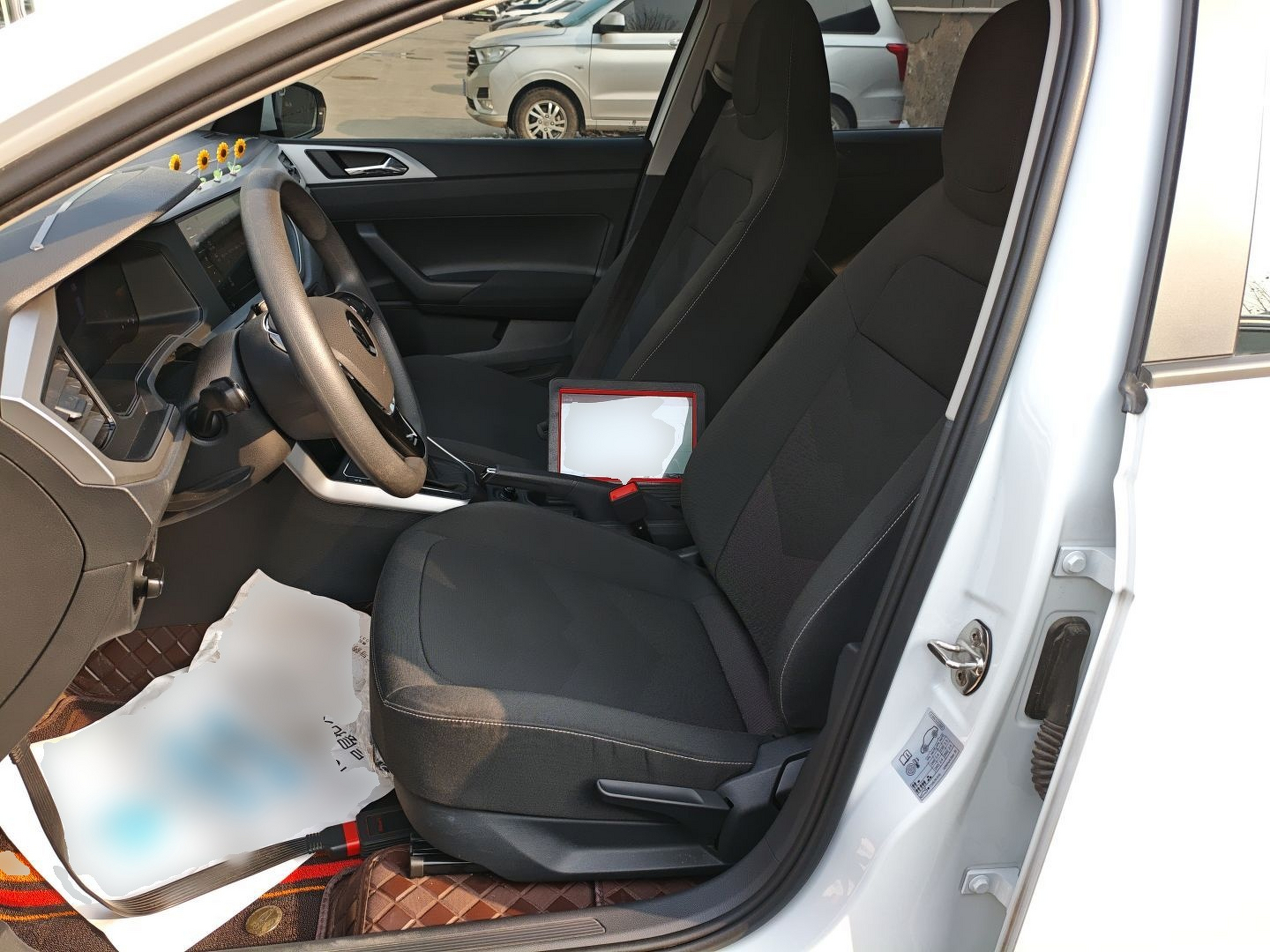 المقاعد الأمامية داخل السيارة