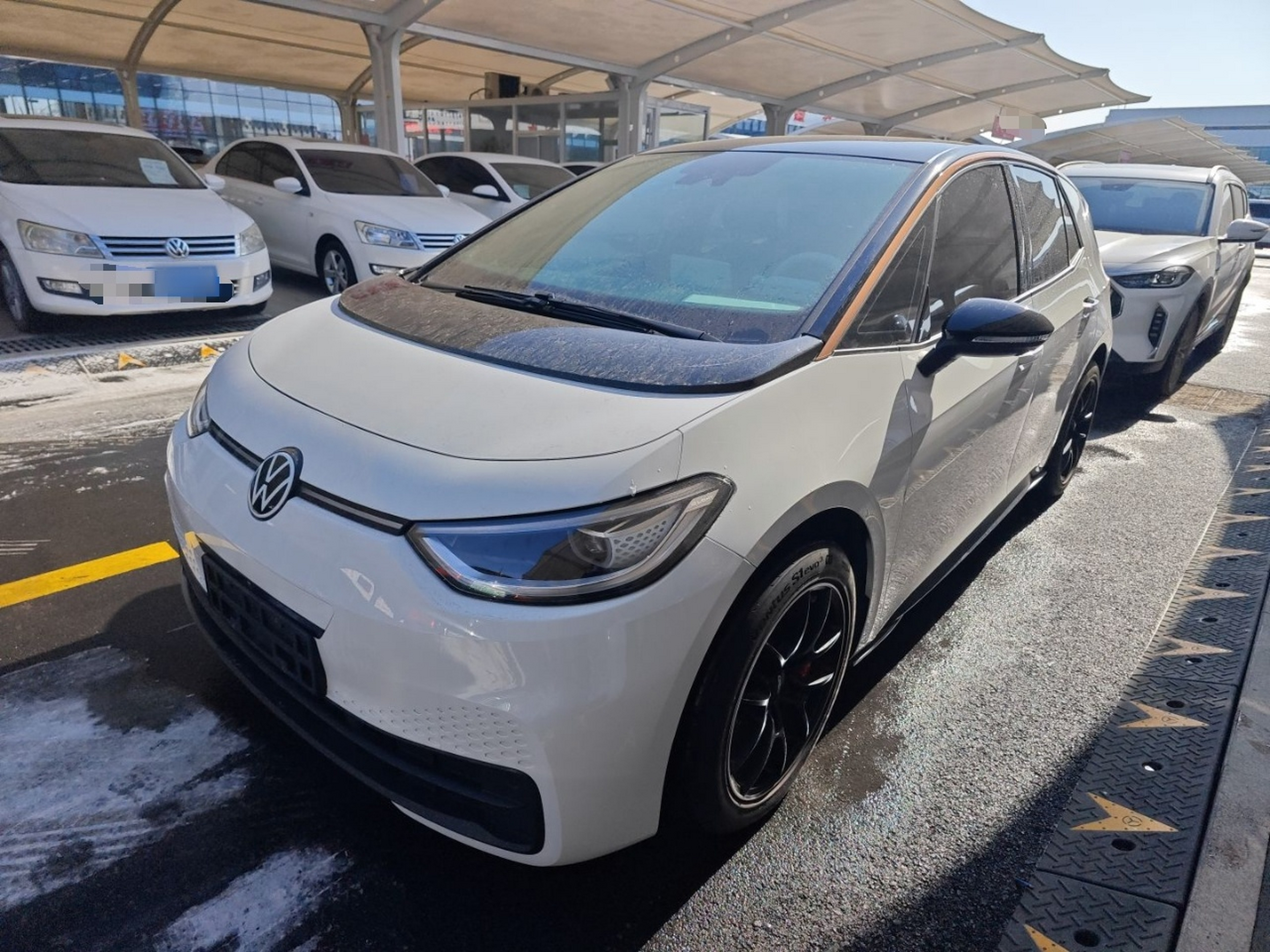 Под передней частью автомобиля