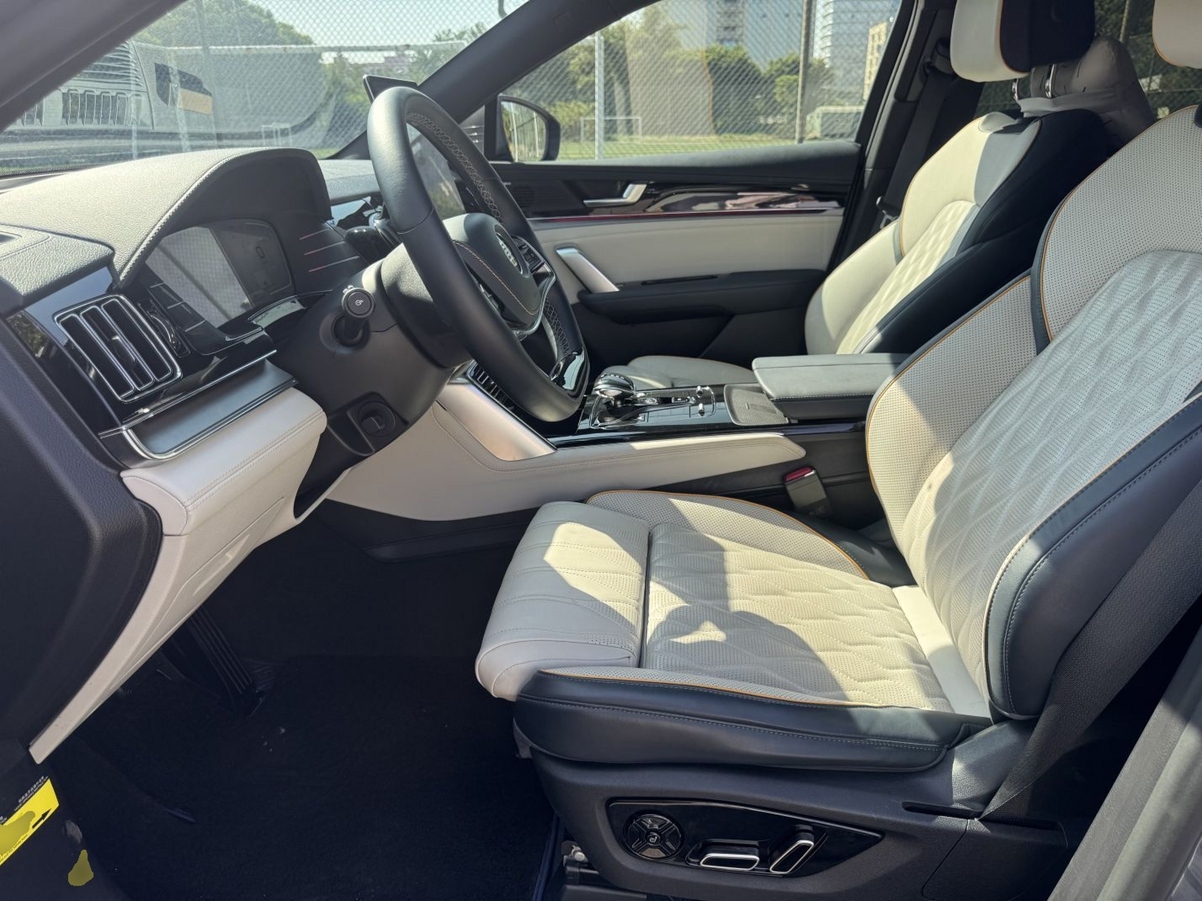 المقاعد الأمامية داخل السيارة