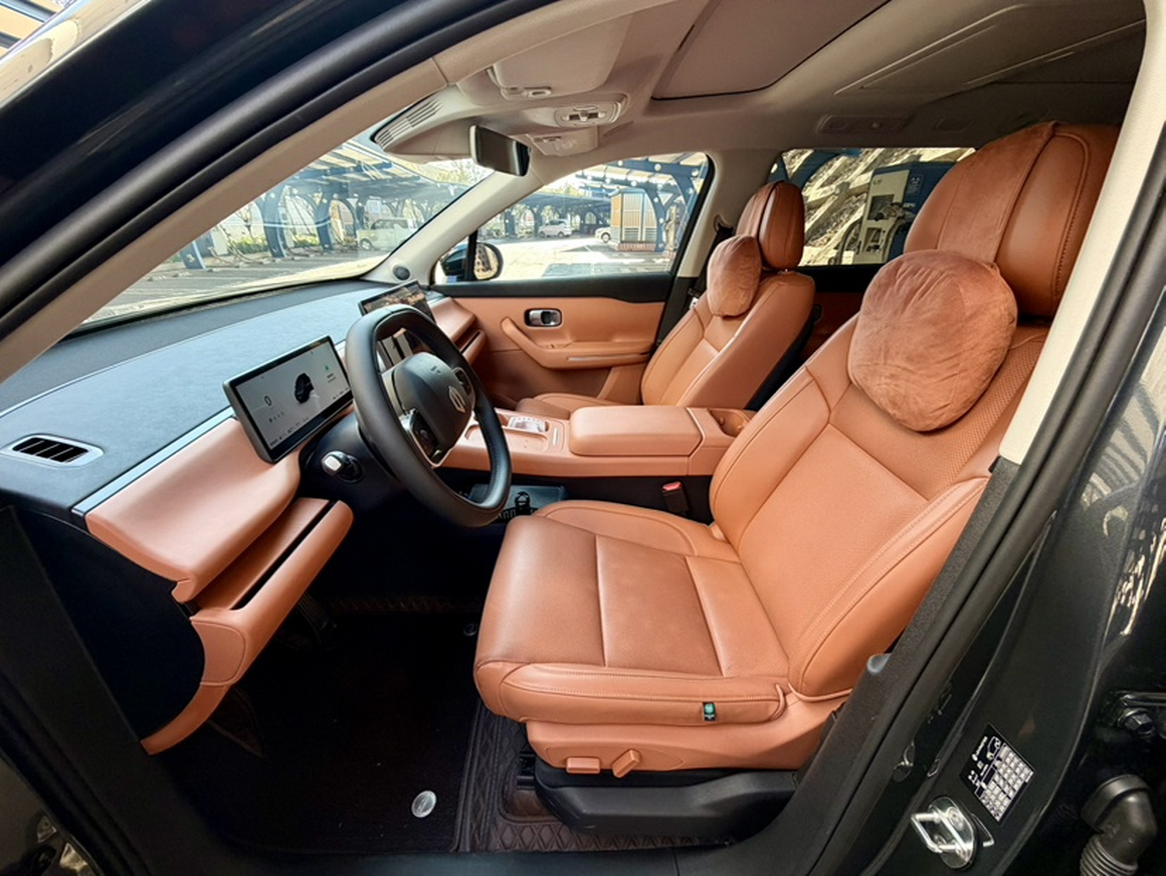 المقاعد الأمامية داخل السيارة