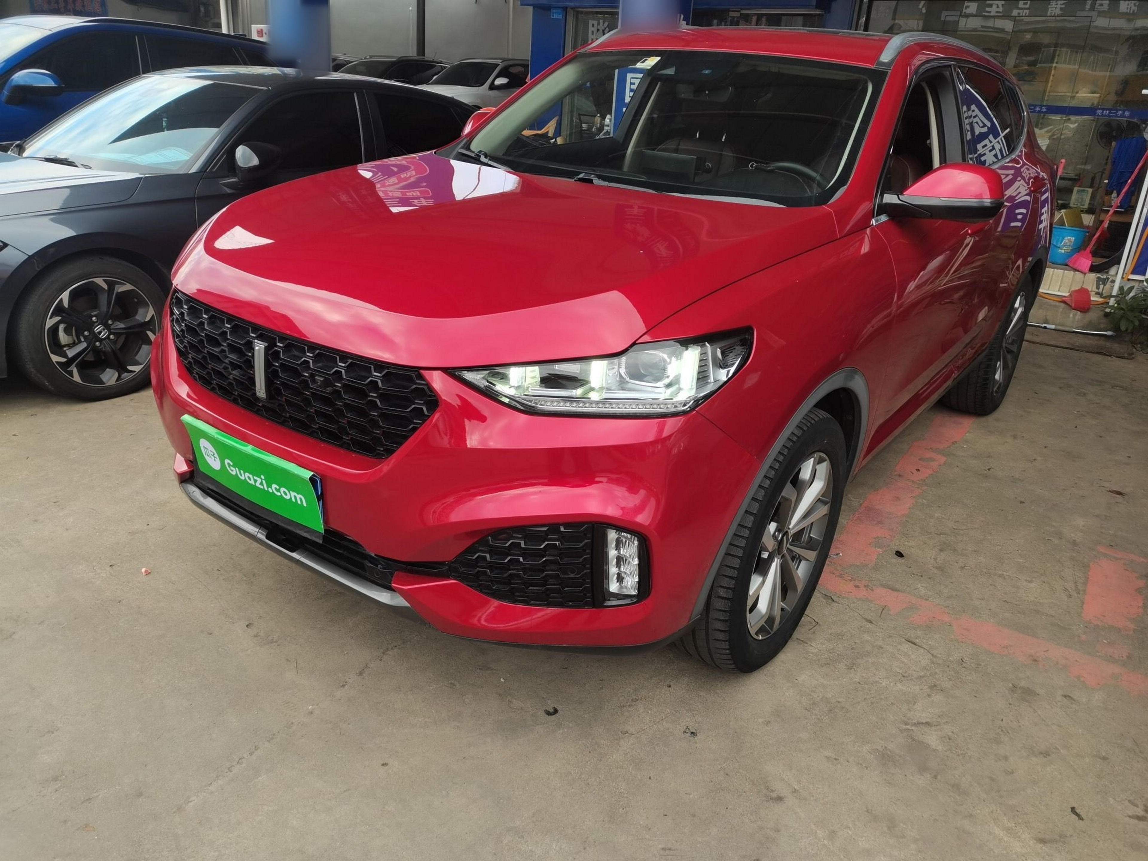 تحت مقدمة السيارة