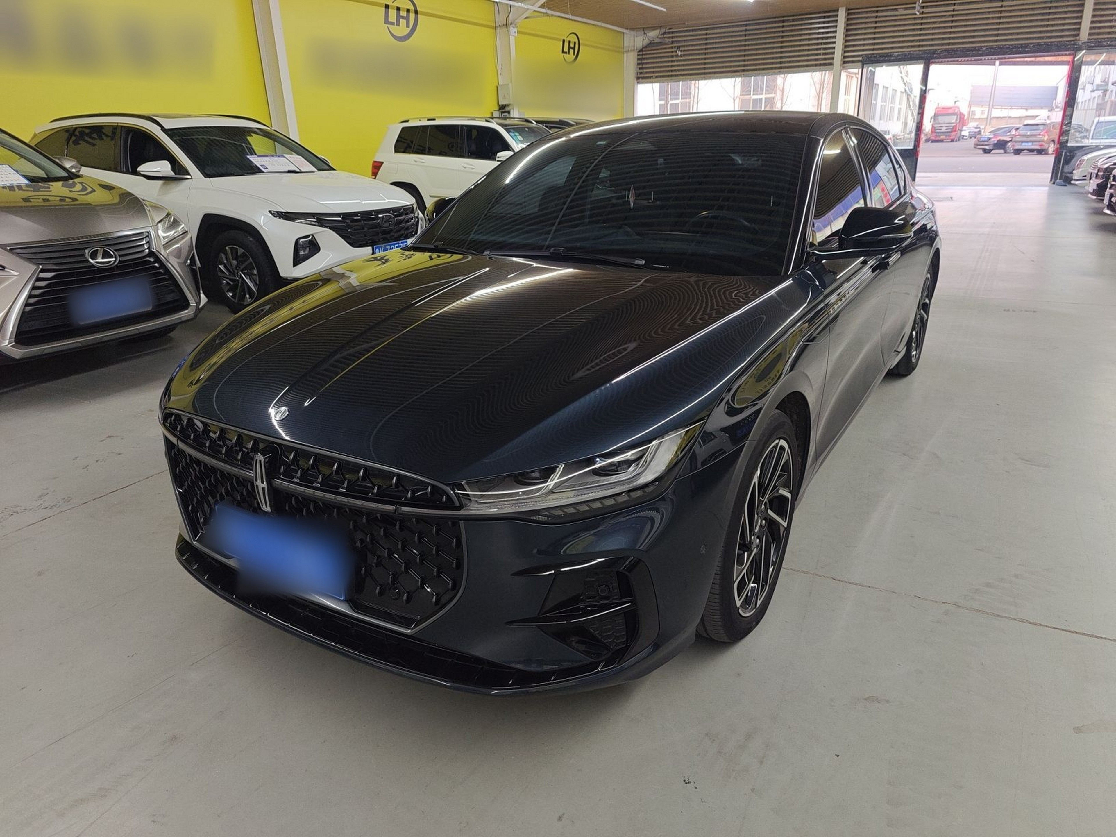 تحت مقدمة السيارة