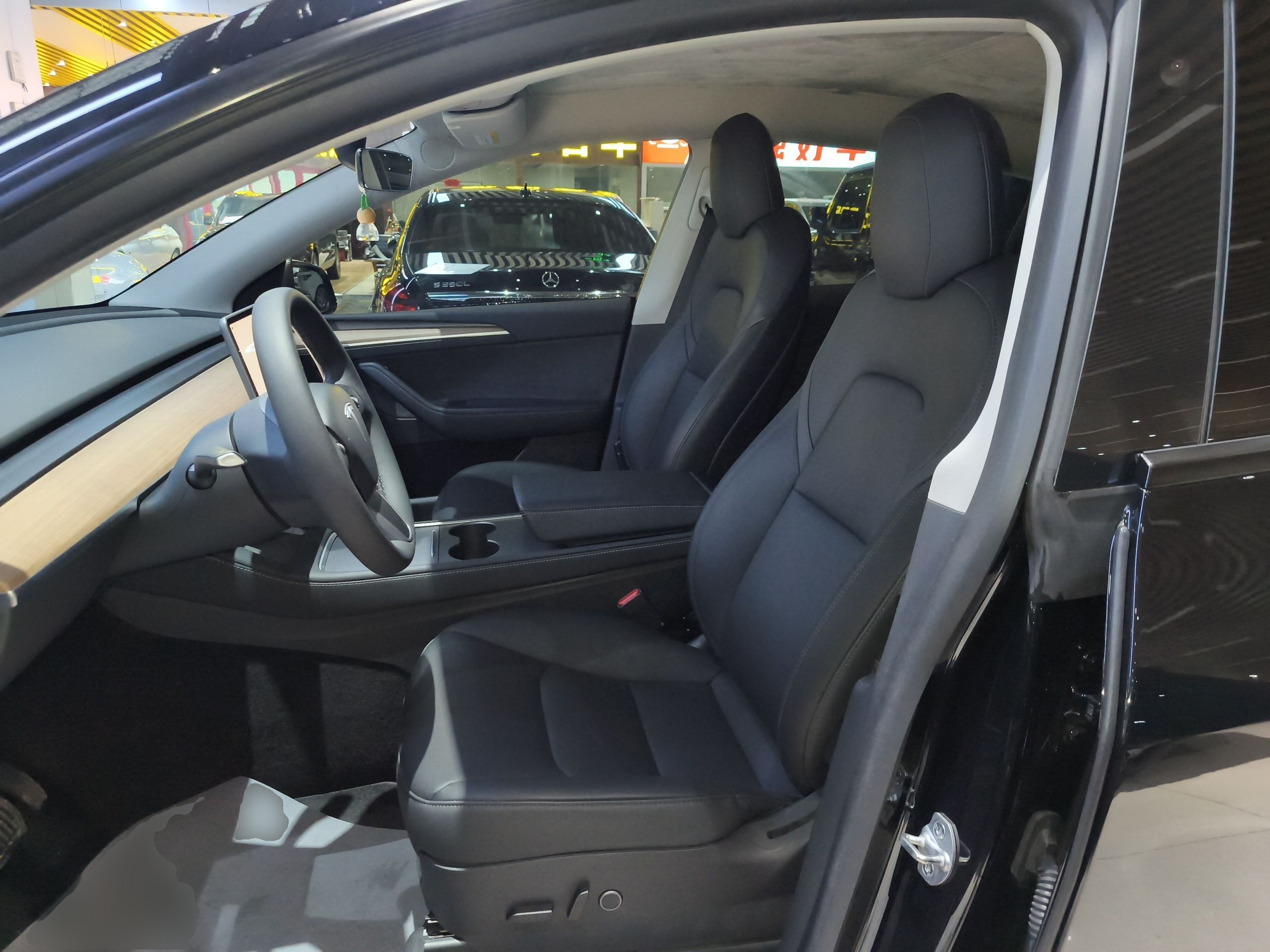 Переднее сиденье в автомобиле