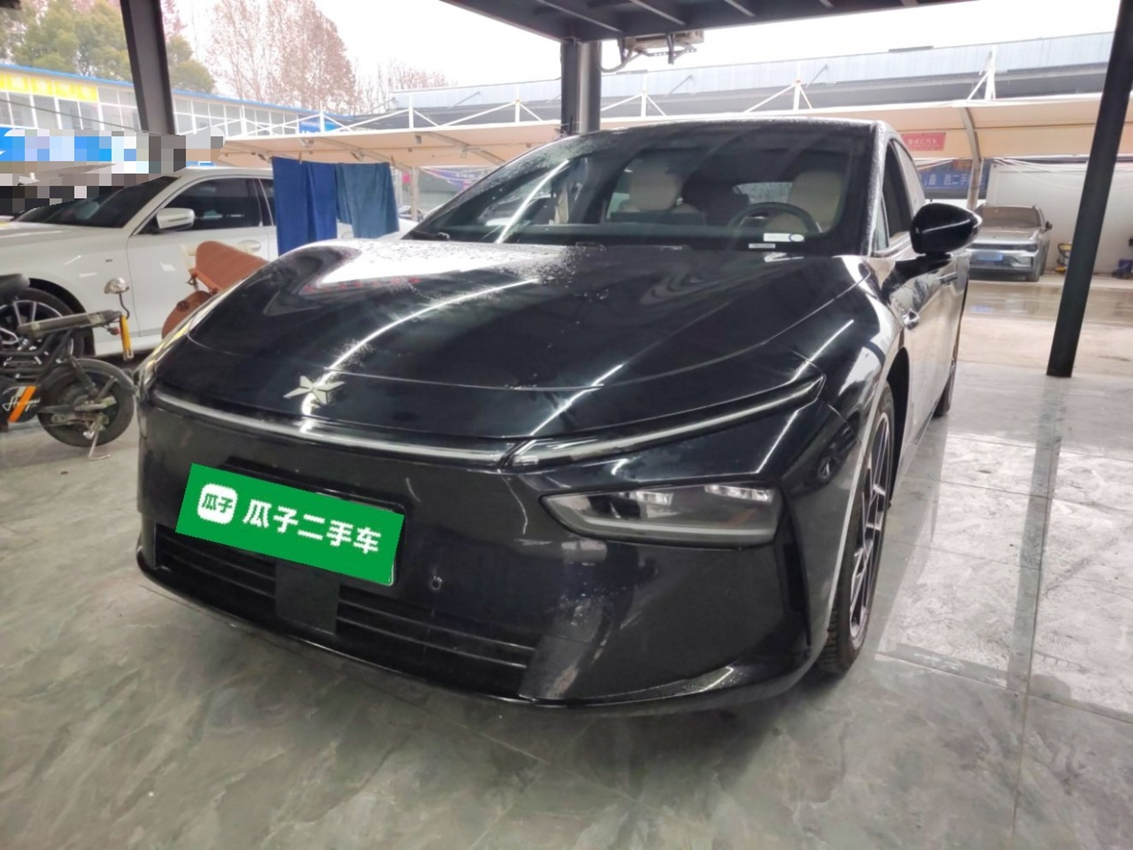 Под передней частью автомобиля