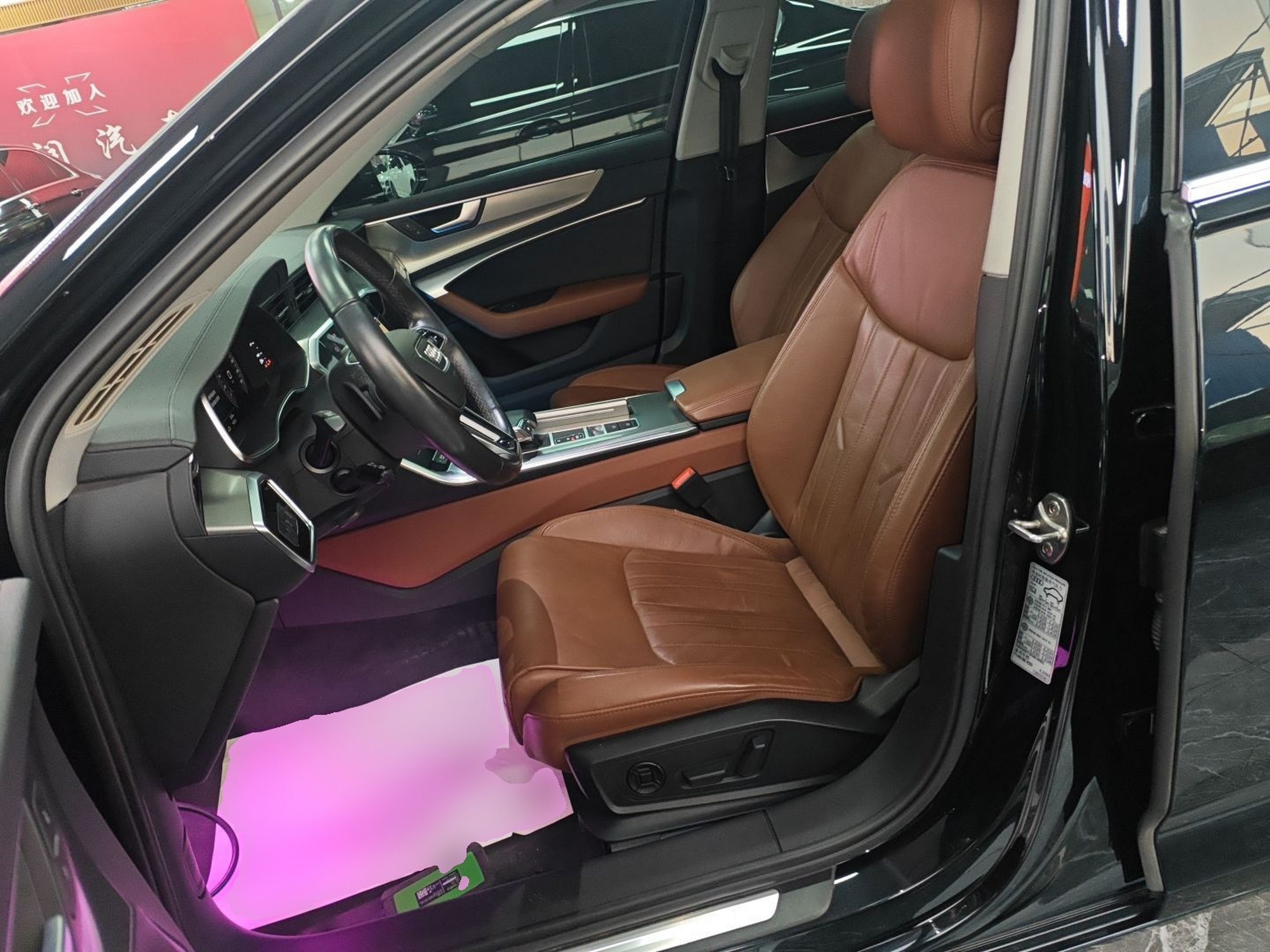 المقاعد الأمامية داخل السيارة