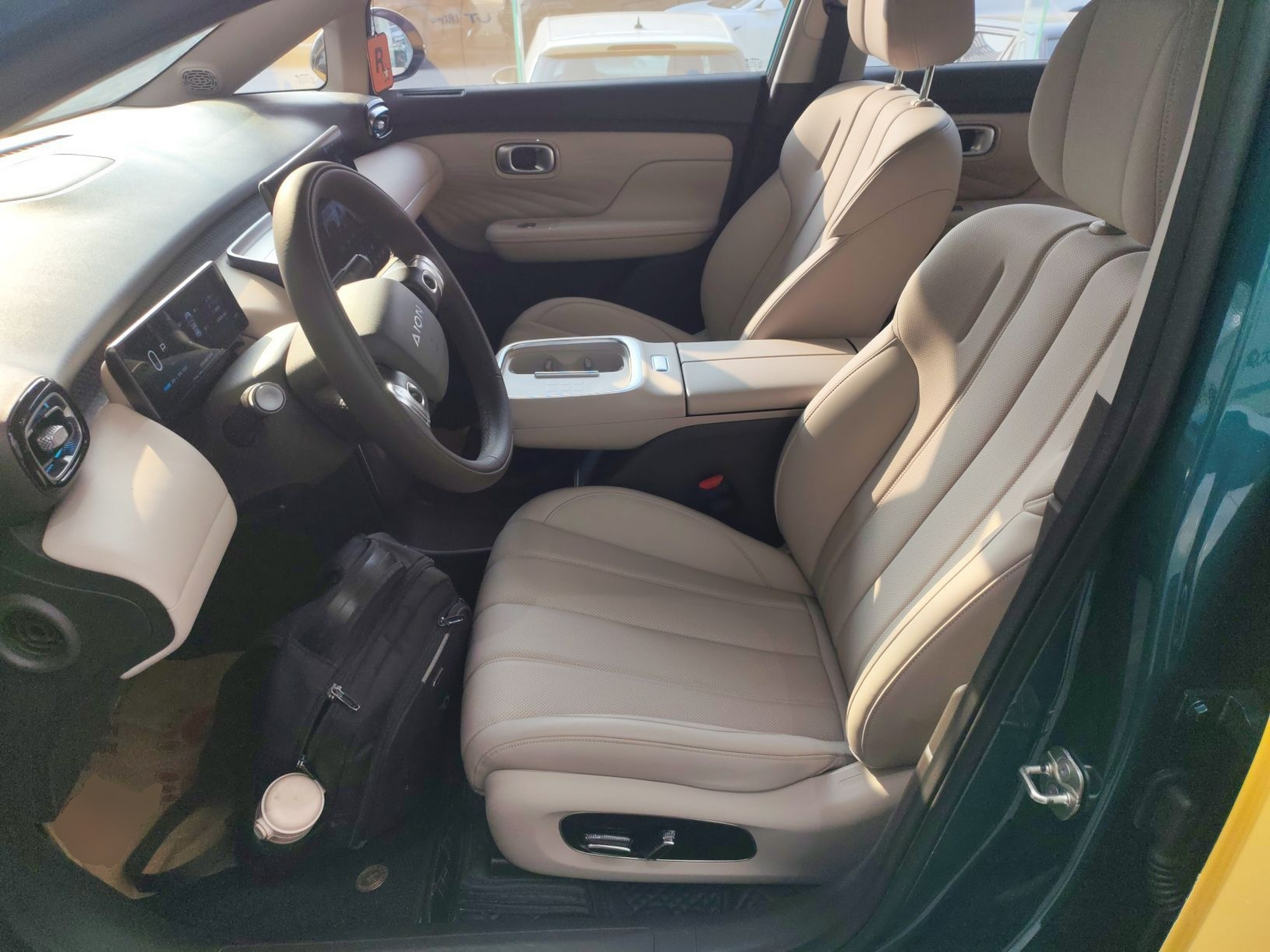 المقاعد الأمامية داخل السيارة