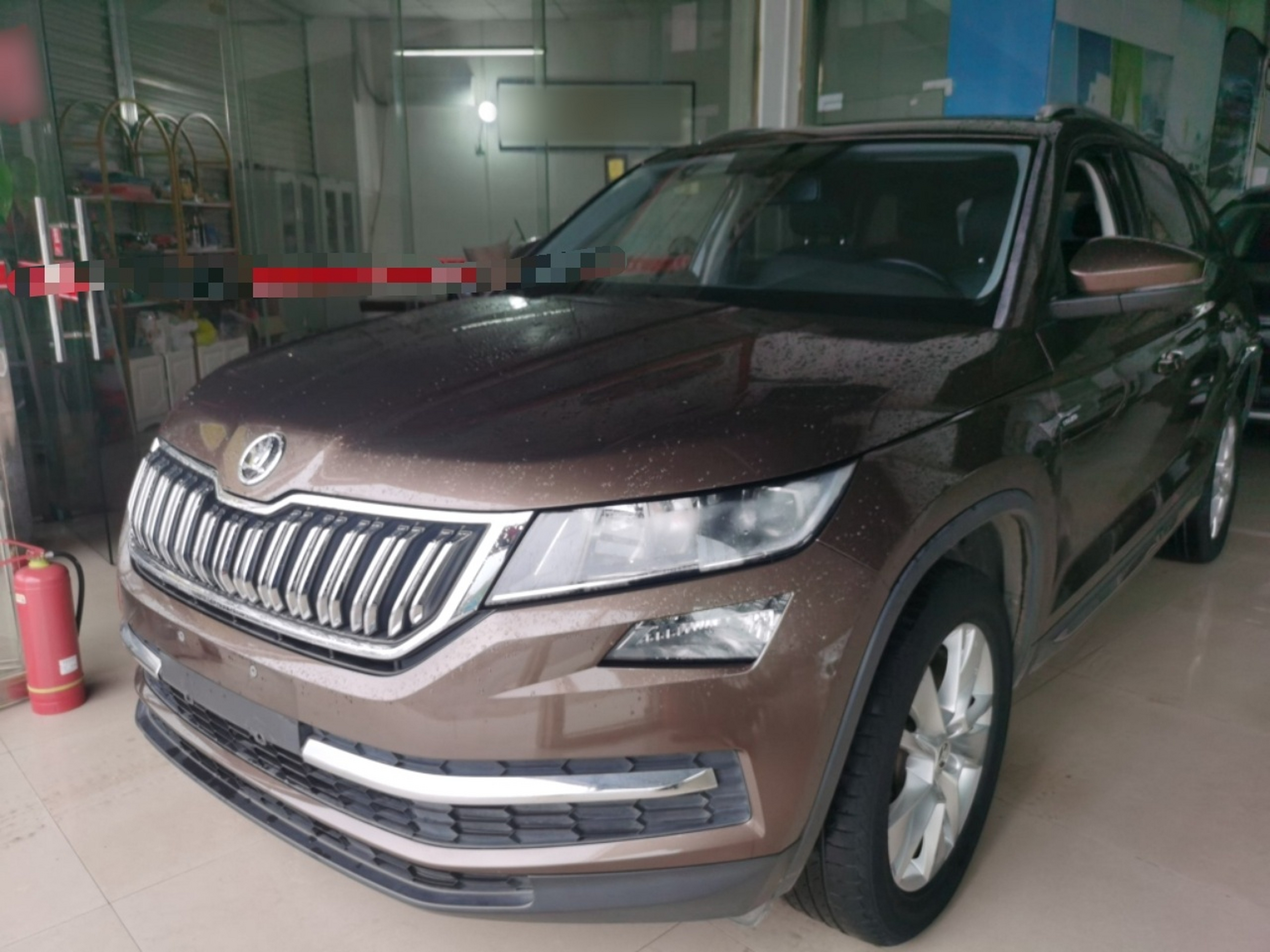 Под передней частью автомобиля