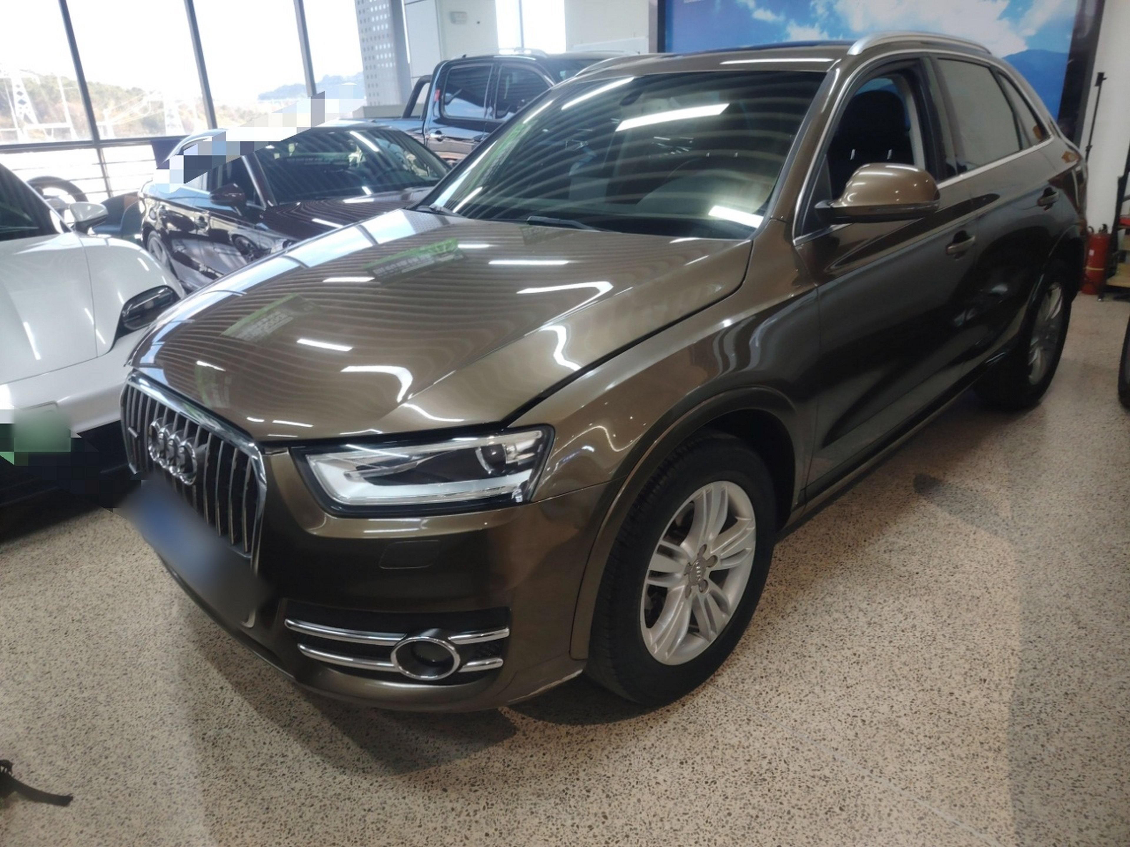 تحت مقدمة السيارة