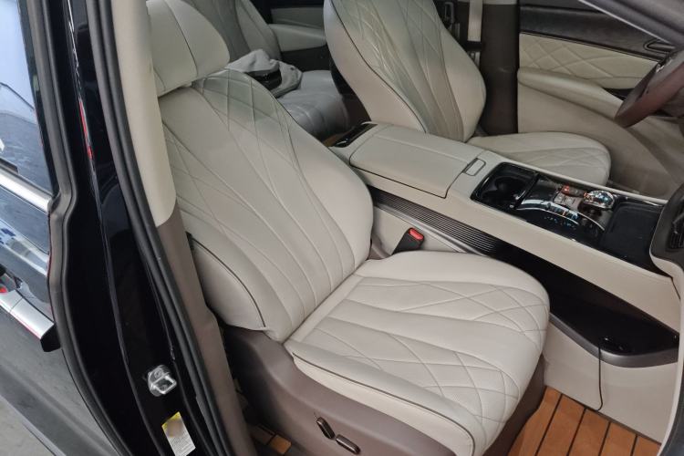 Used Denza D9 2022 DM-i 1040 Prestige Model
