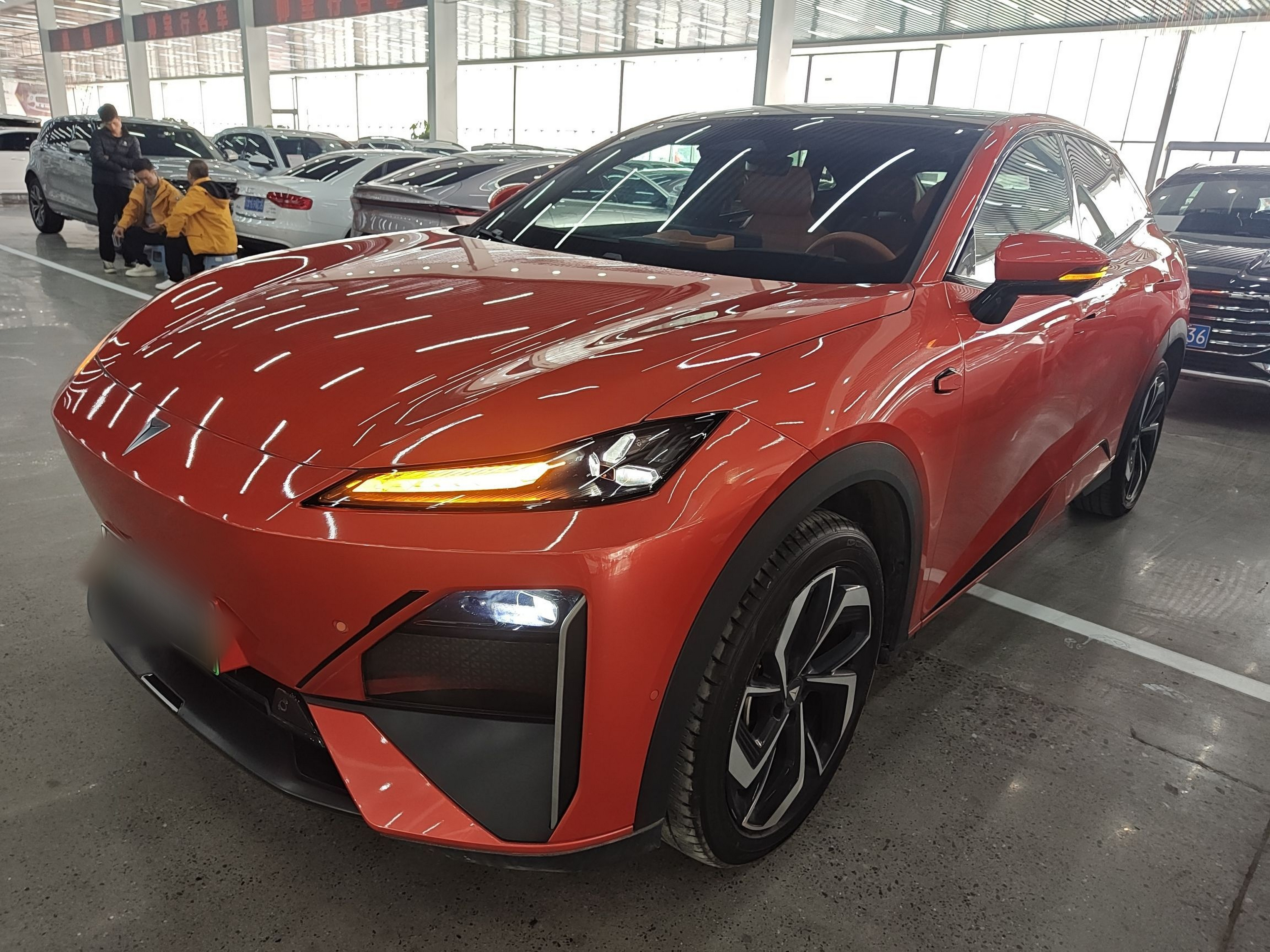 تحت مقدمة السيارة