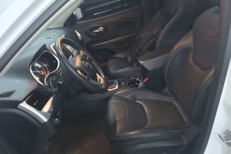 Used  Cherokee 2017 2.4L Leading Smart Edition
