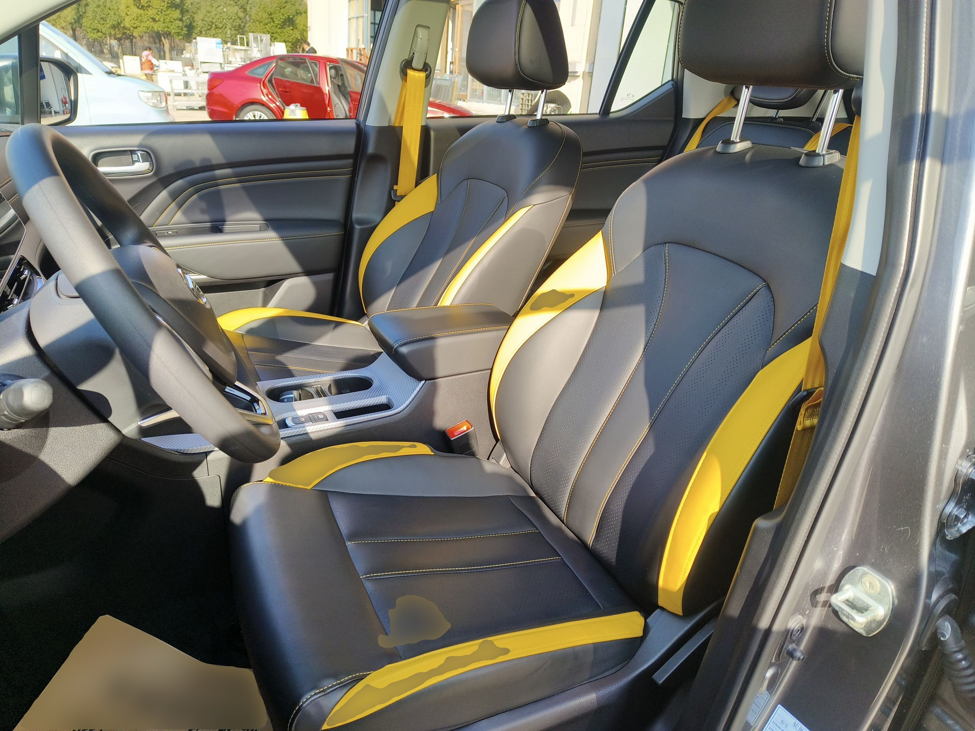 المقاعد الأمامية داخل السيارة