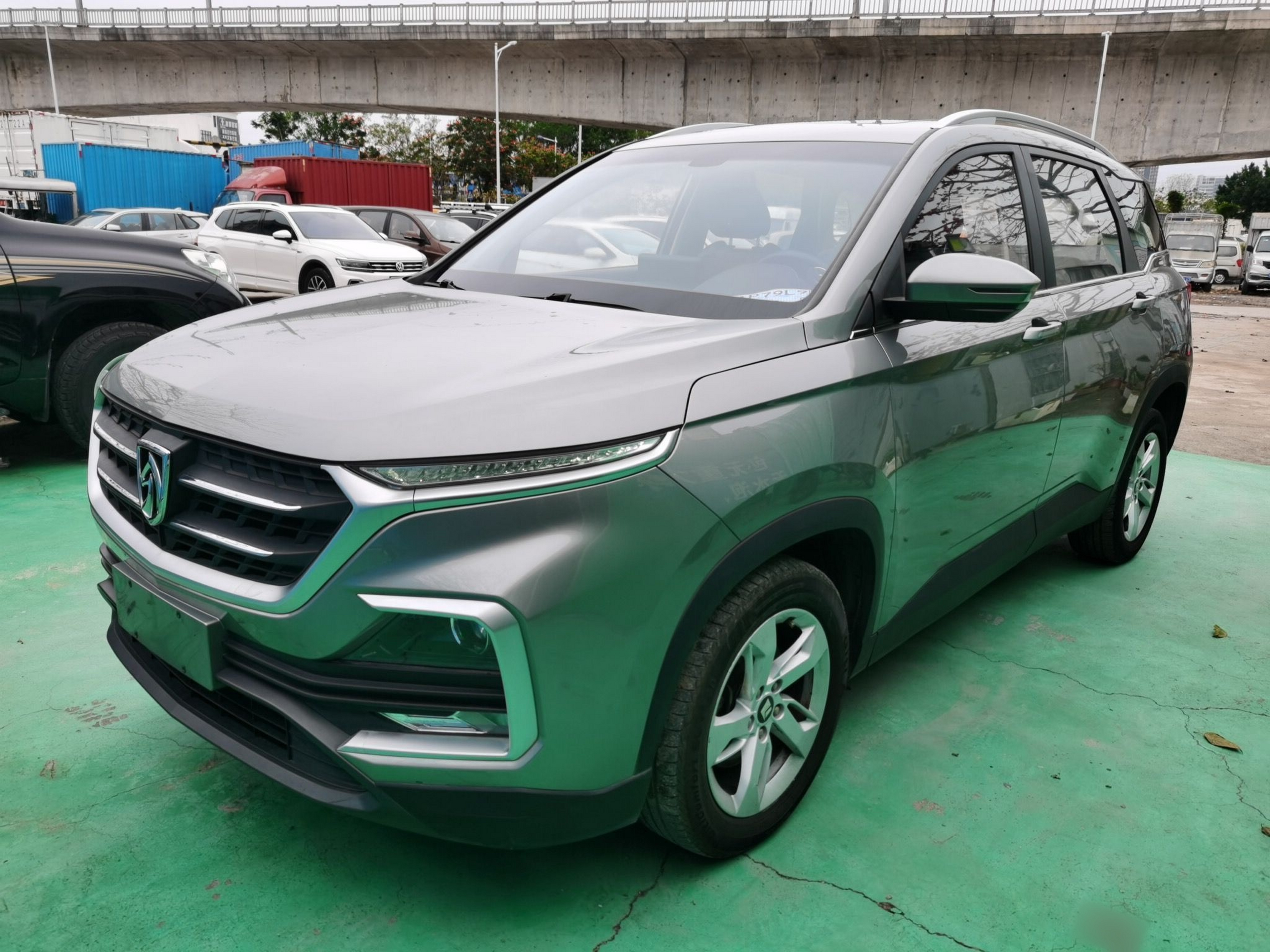 Под передней частью автомобиля