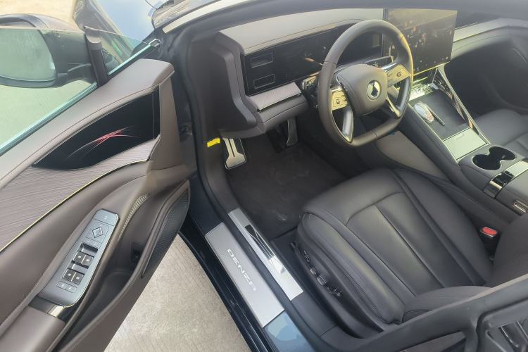 Used Denza Z9 2024 1100 km Four-Wheel Drive Max Version
