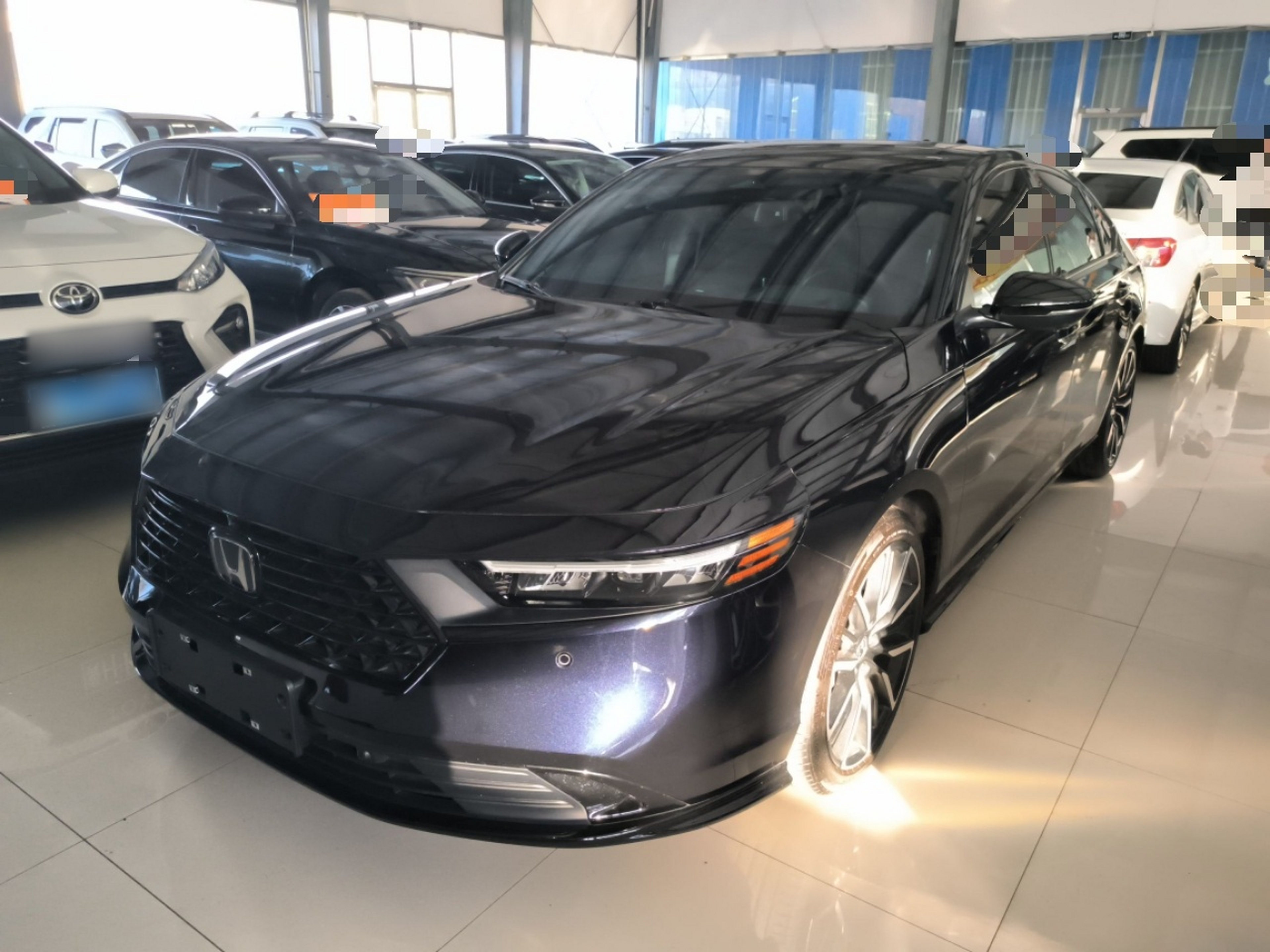 Под передней частью автомобиля