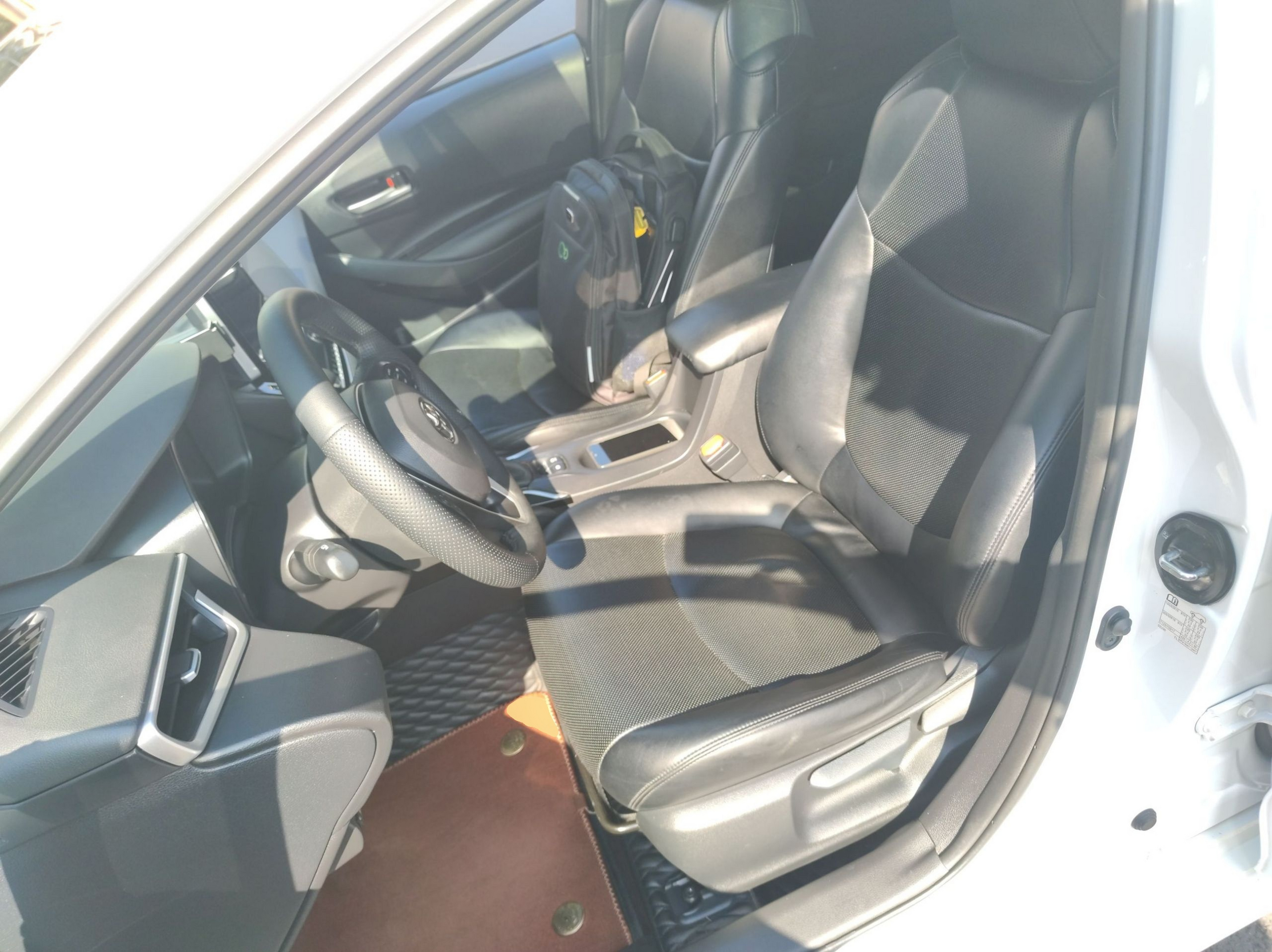 المقاعد الأمامية داخل السيارة