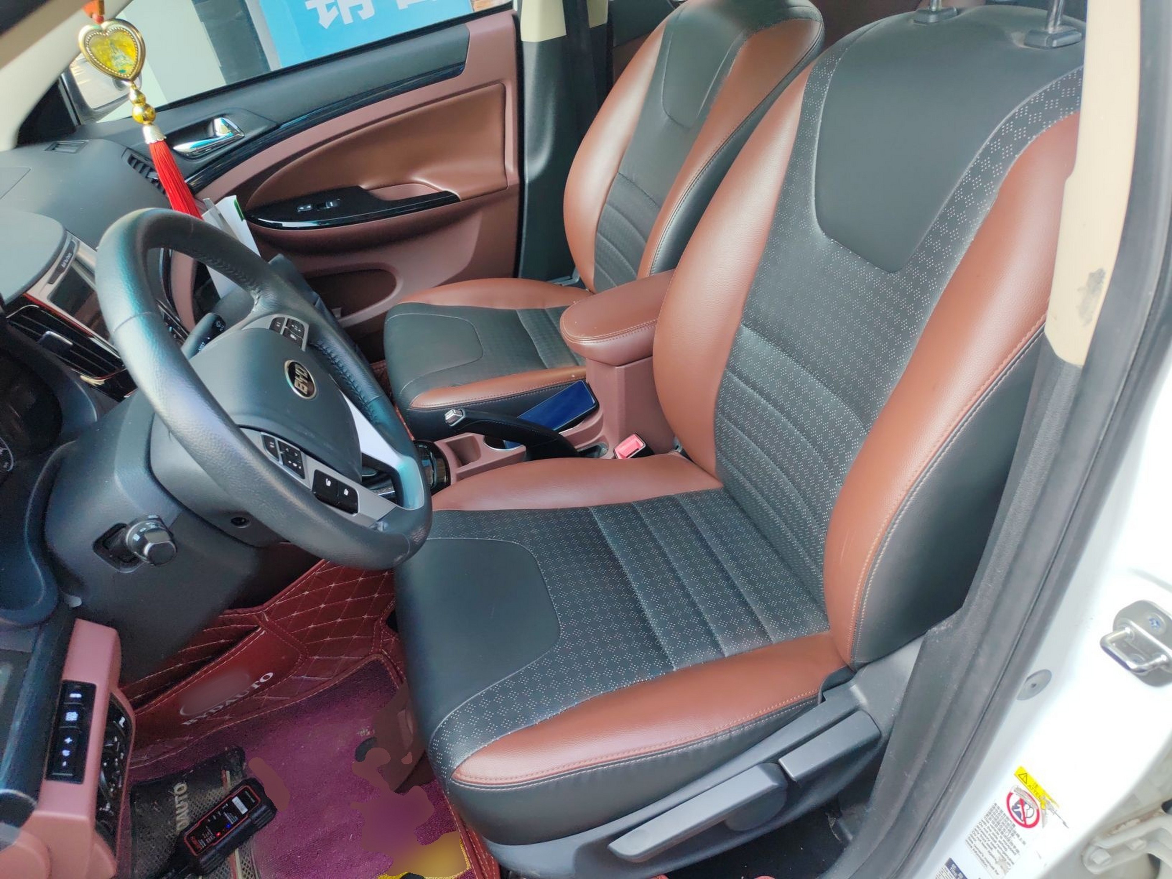 Переднее сиденье в автомобиле