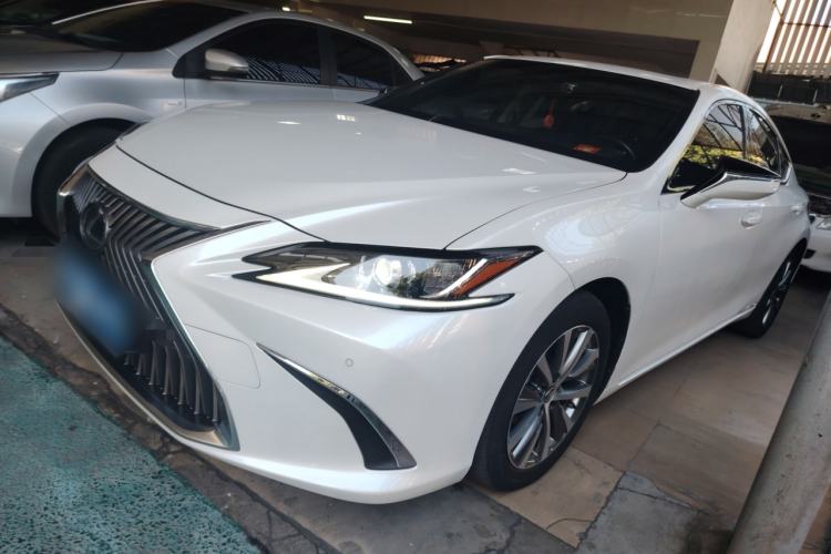 Used Lexus ES 2020 300h Premier Edition

