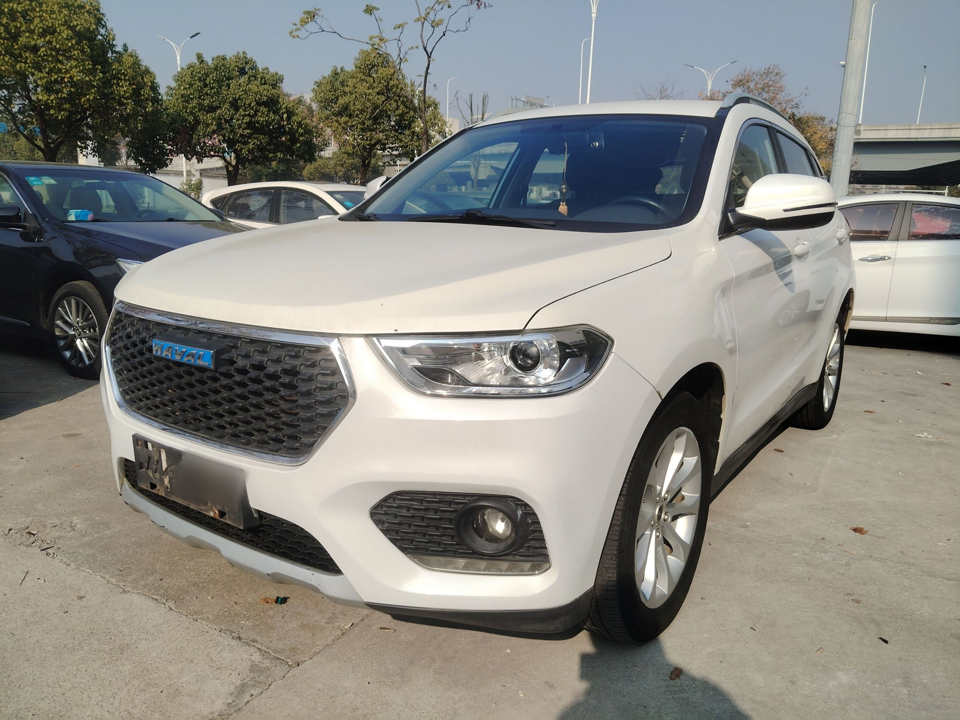 Под передней частью автомобиля