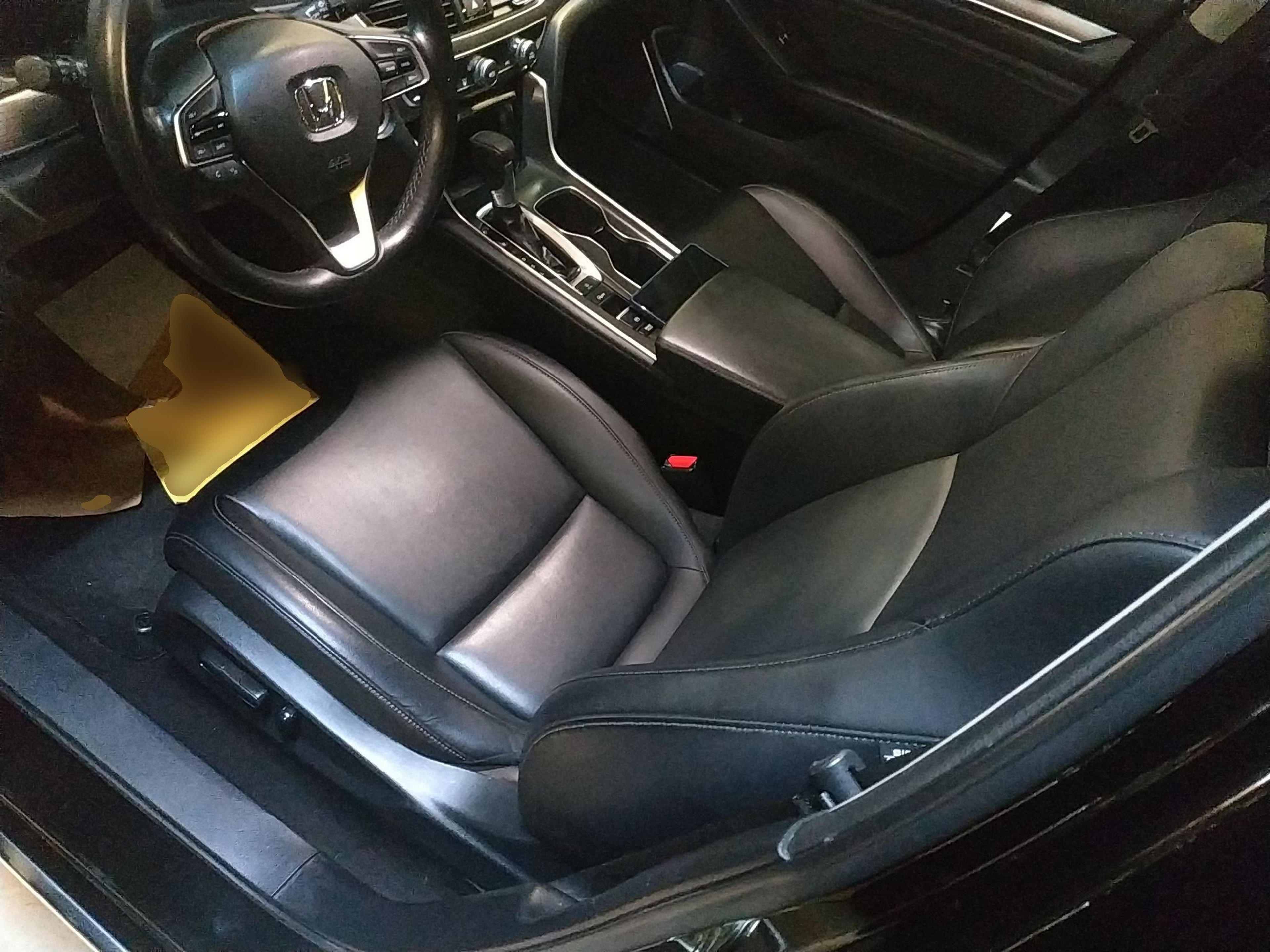 Переднее сиденье в автомобиле