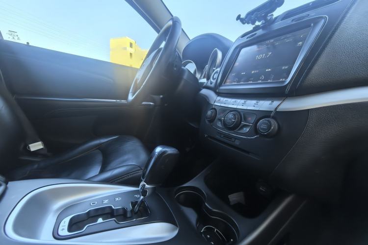 Used Dodge Journey 2013 2.4L Two-Wheel Drive Luxury Version
