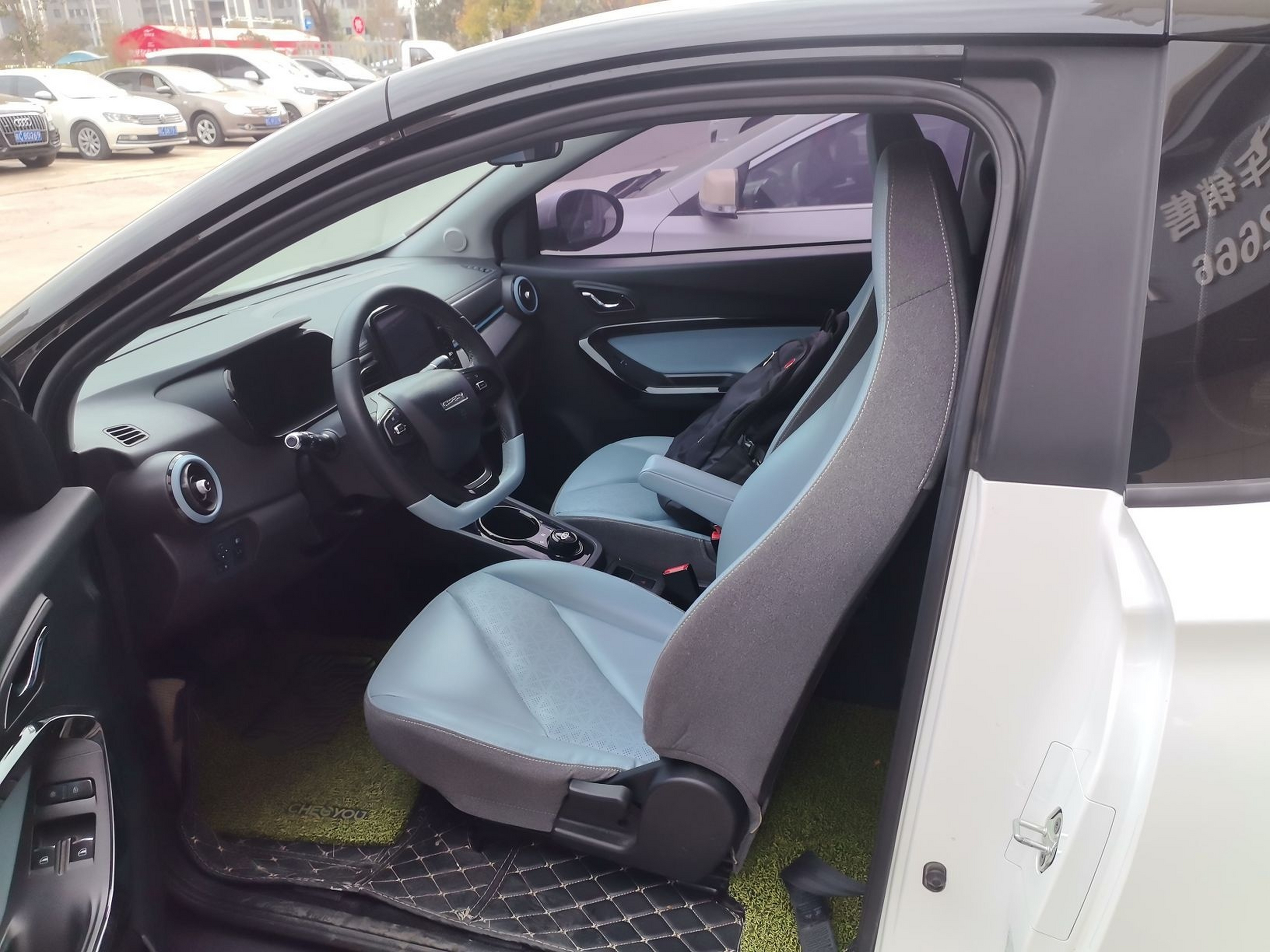 Переднее сиденье в автомобиле