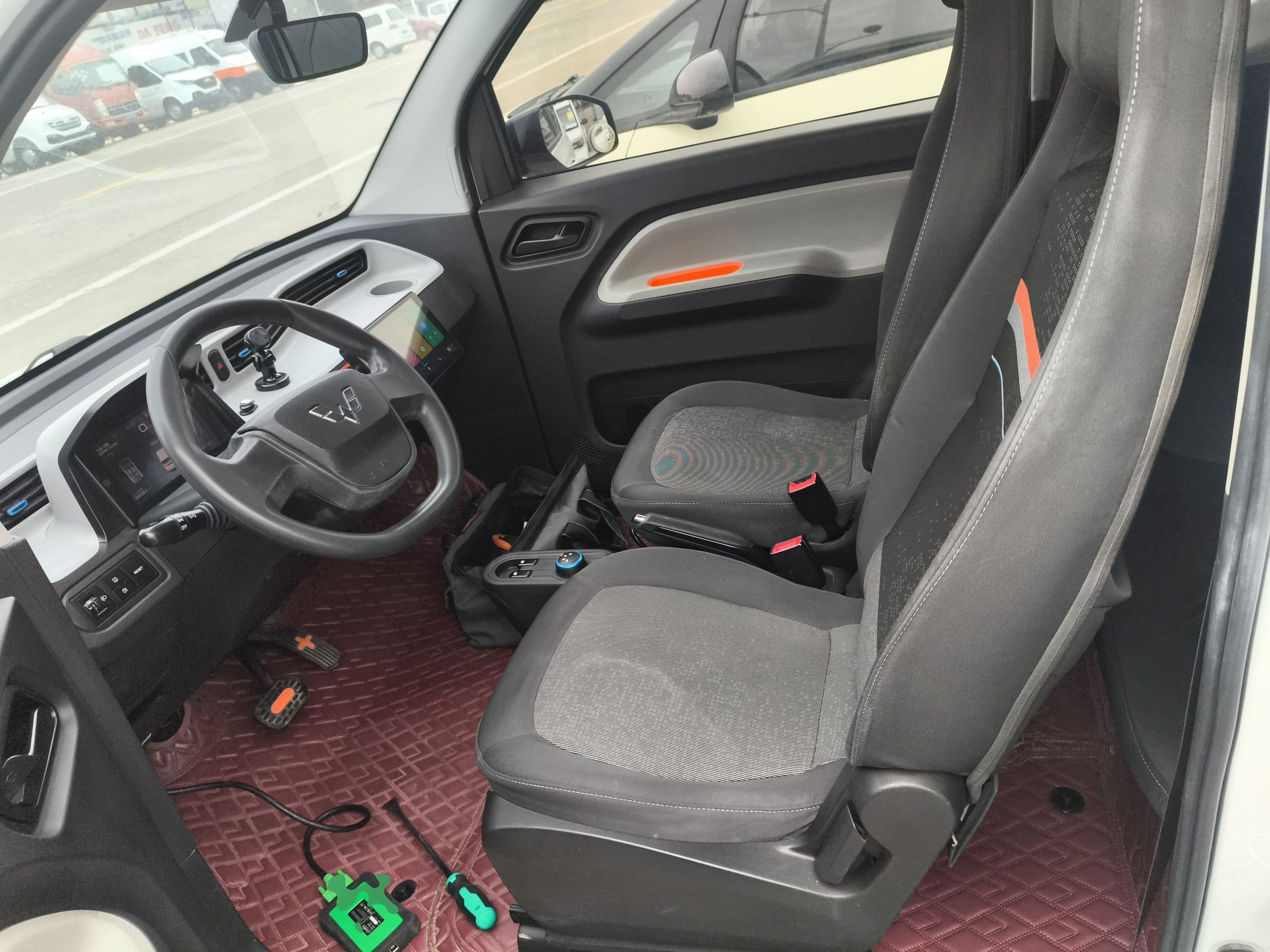 المقاعد الأمامية داخل السيارة