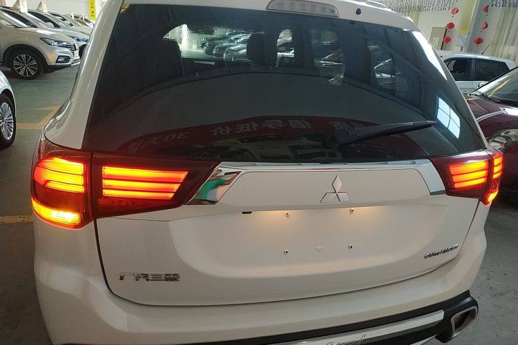 Used Mitsubishi Outlander 2016 2.0L Two-Wheel Drive Fashion Edition 5 Seats