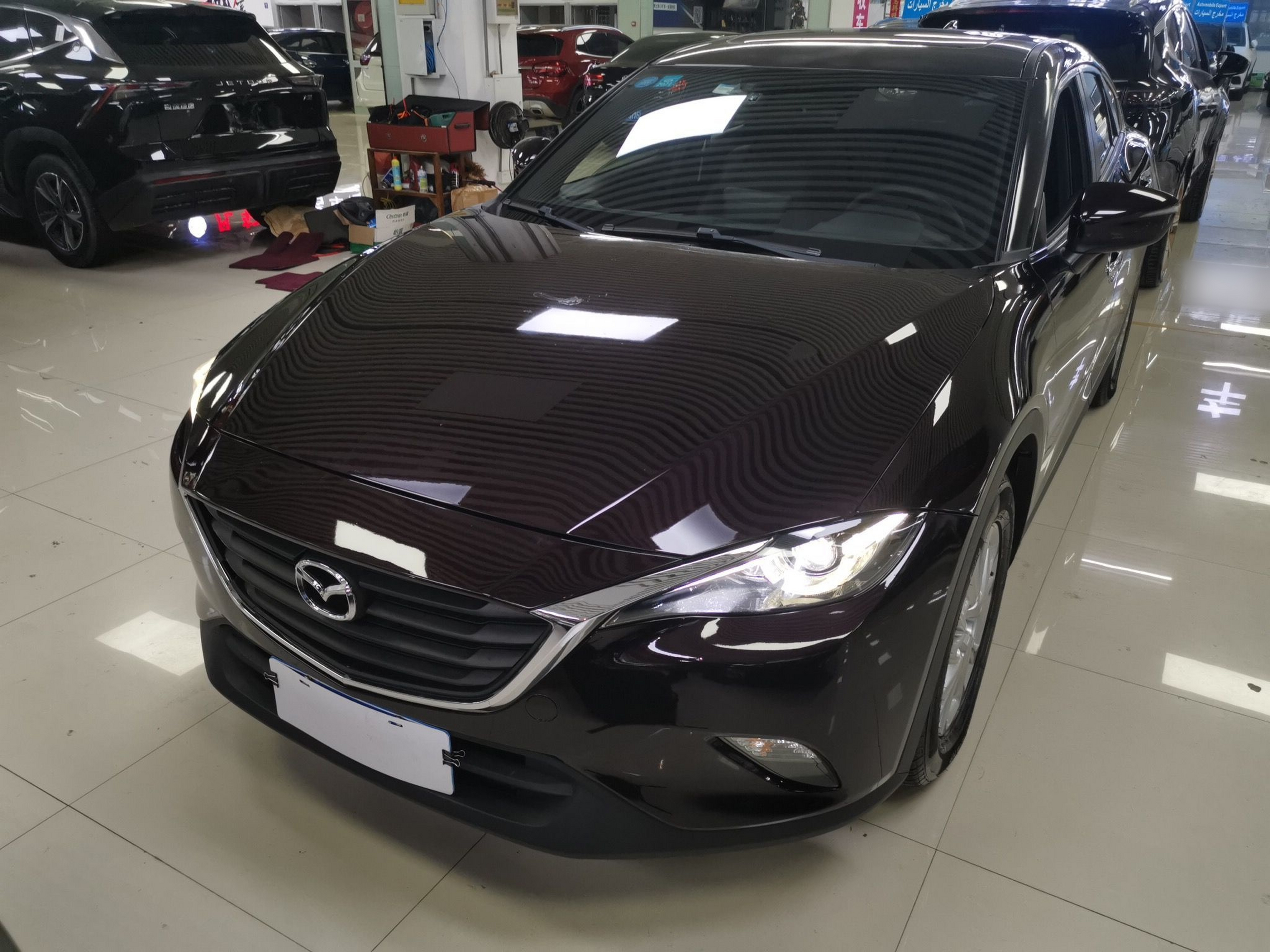 Под передней частью автомобиля