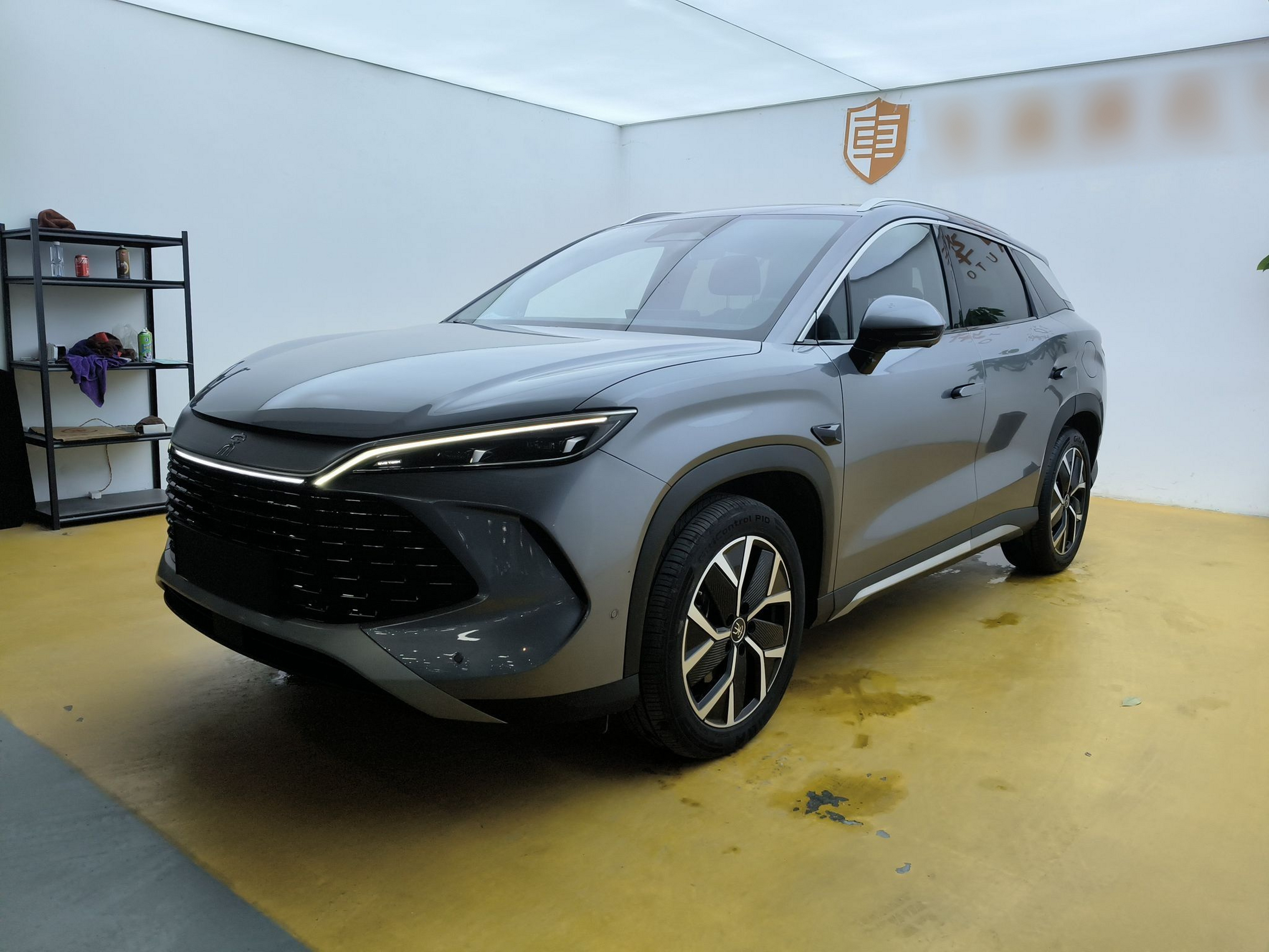 Под передней частью автомобиля