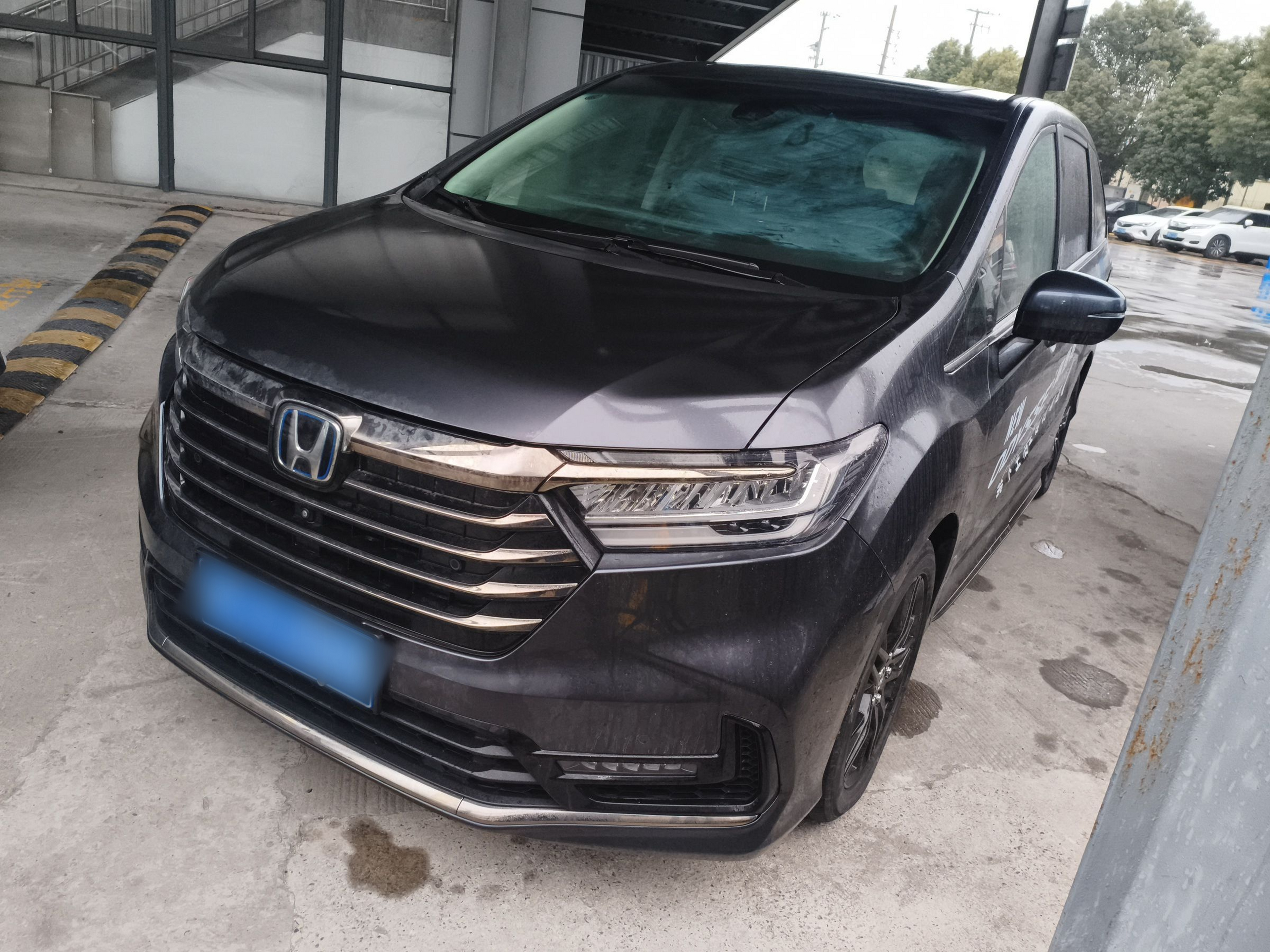 Под передней частью автомобиля