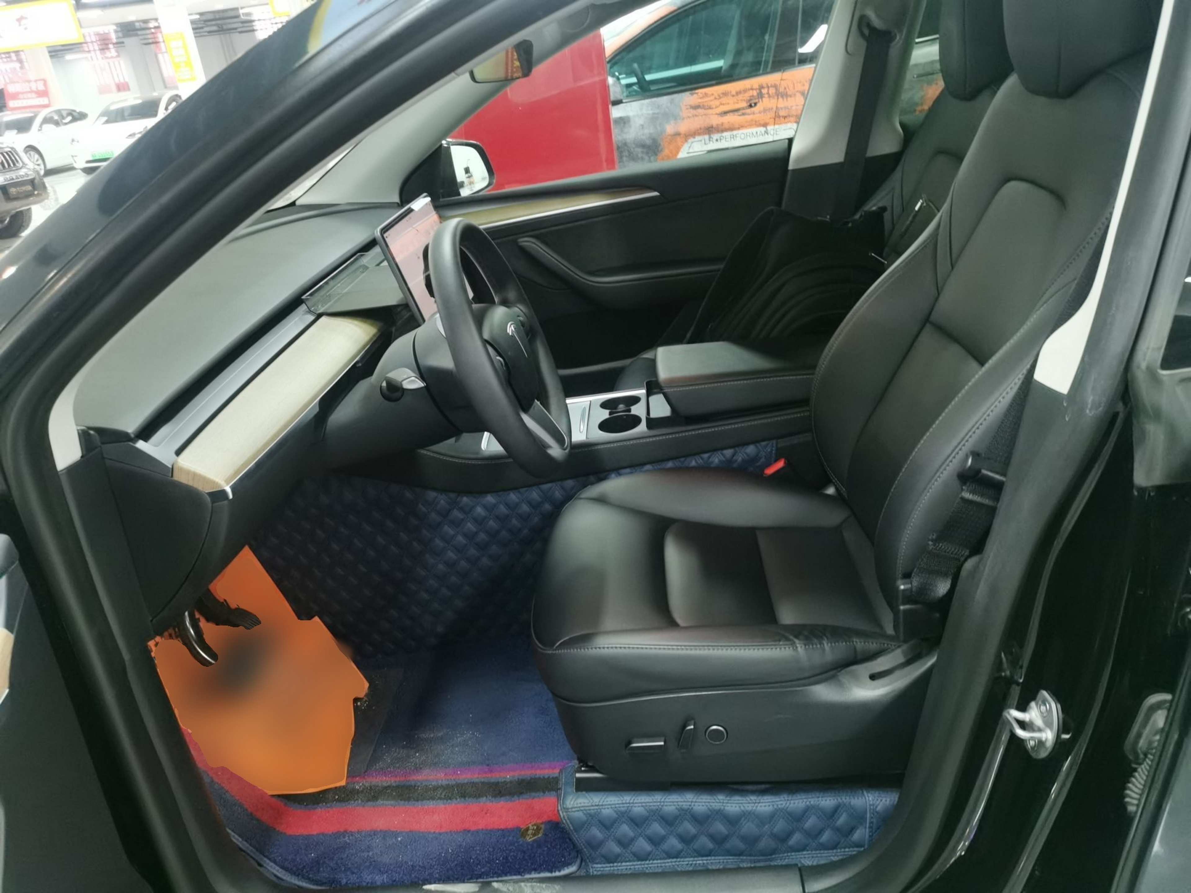 المقاعد الأمامية داخل السيارة