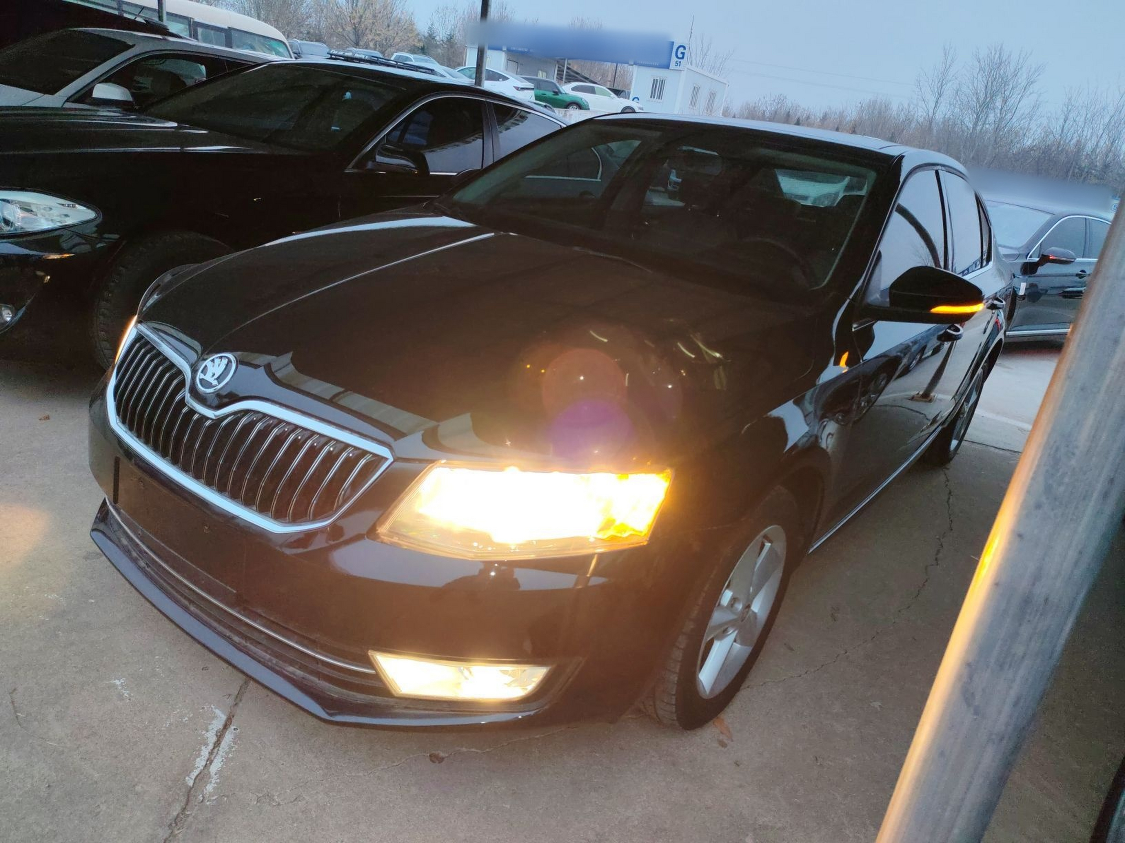 تحت مقدمة السيارة