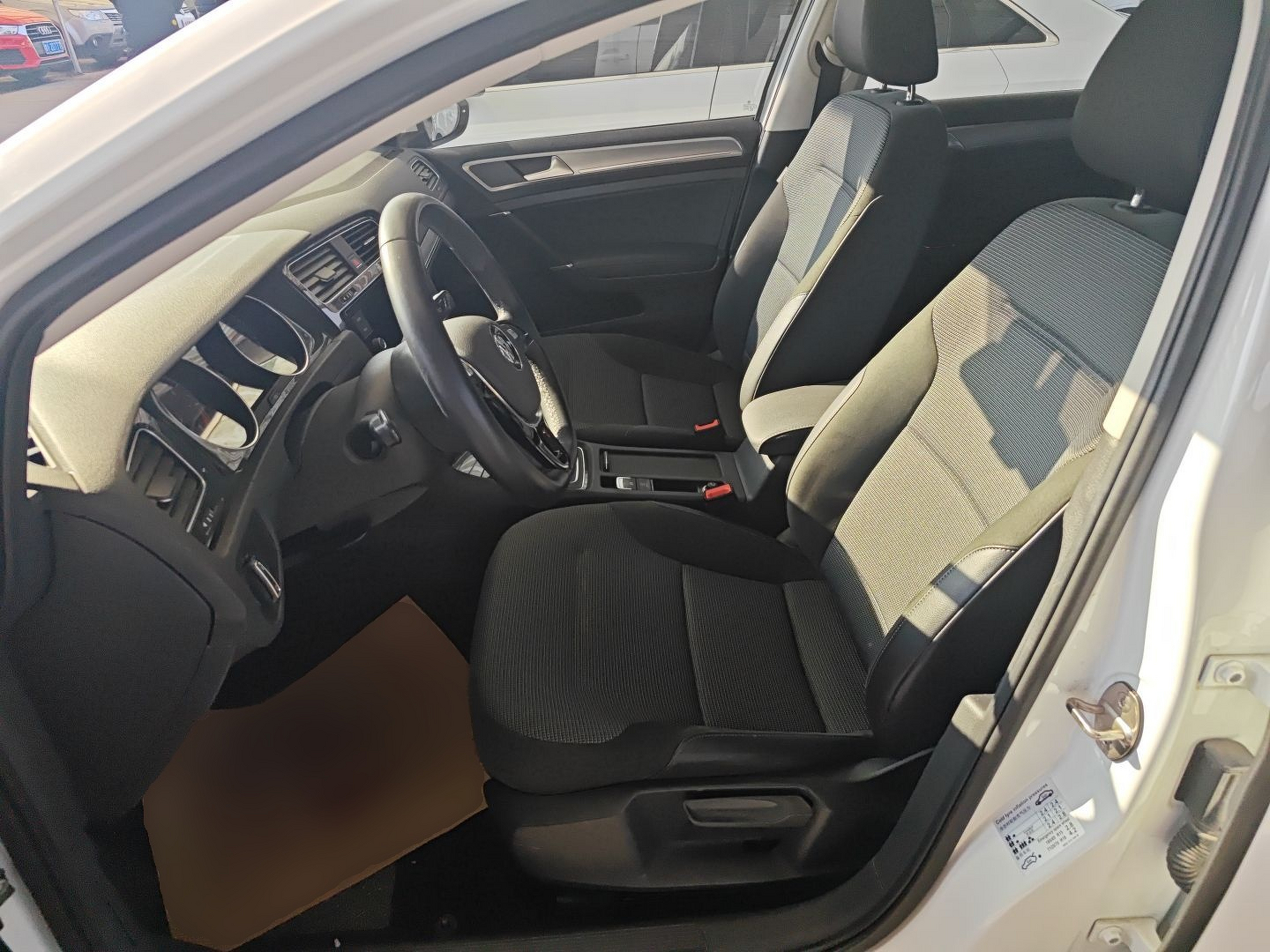 Переднее сиденье в автомобиле