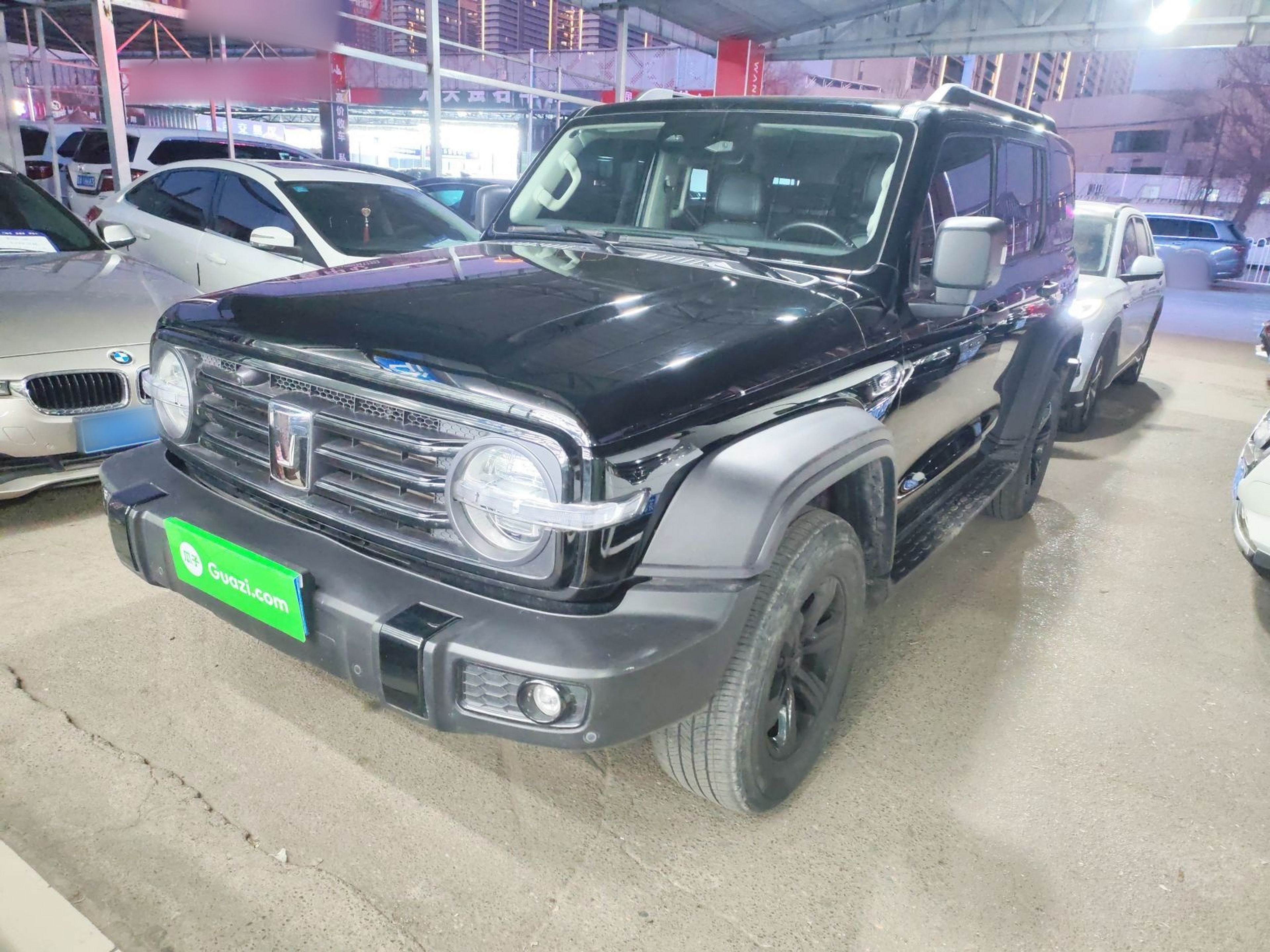 تحت مقدمة السيارة