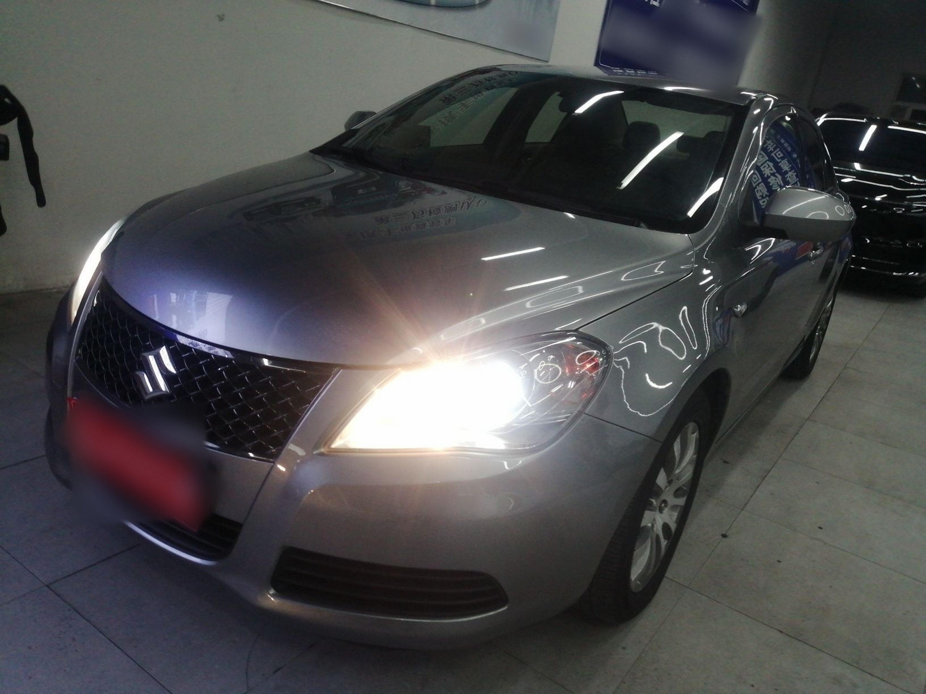 تحت مقدمة السيارة