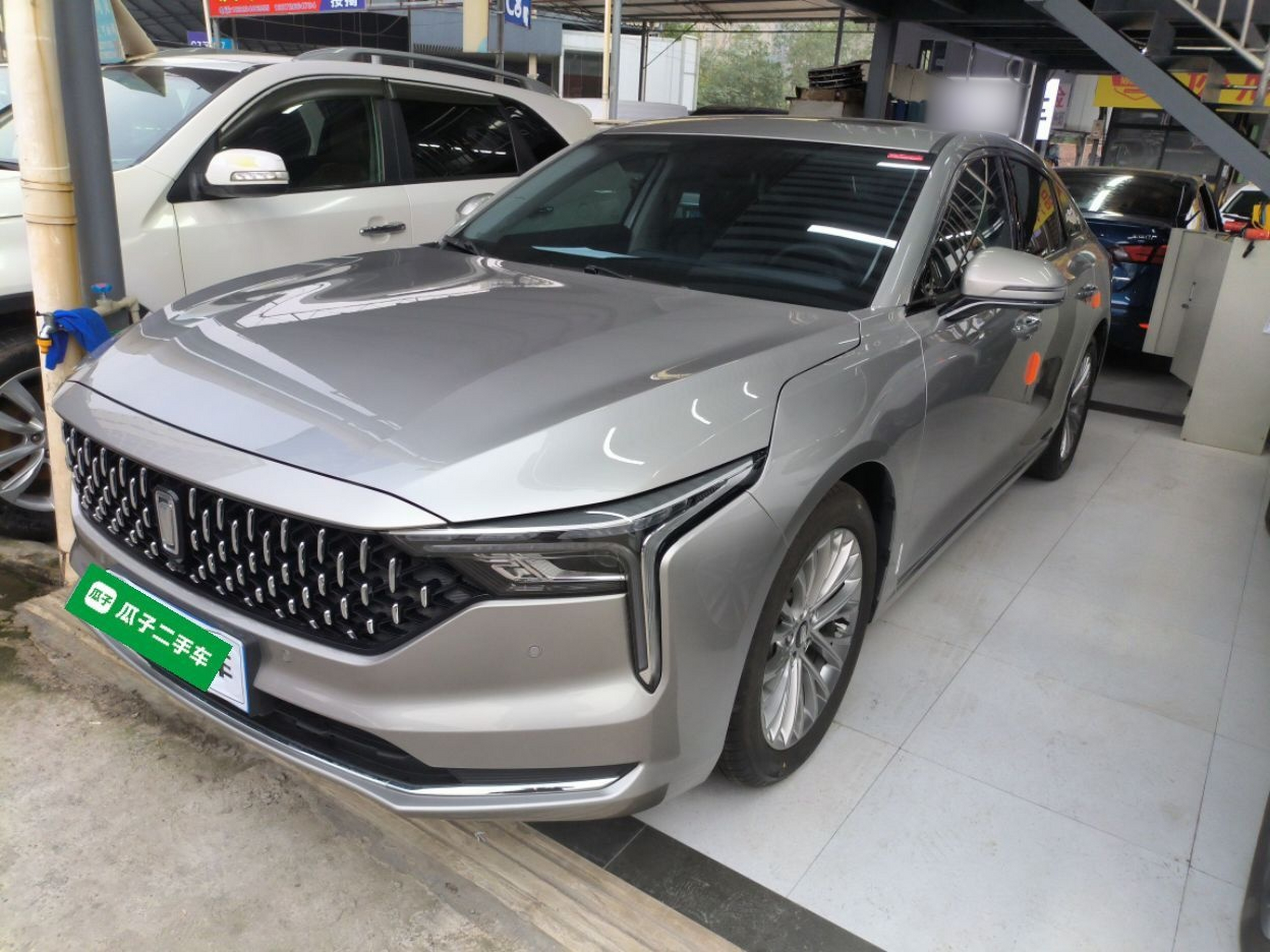 تحت مقدمة السيارة