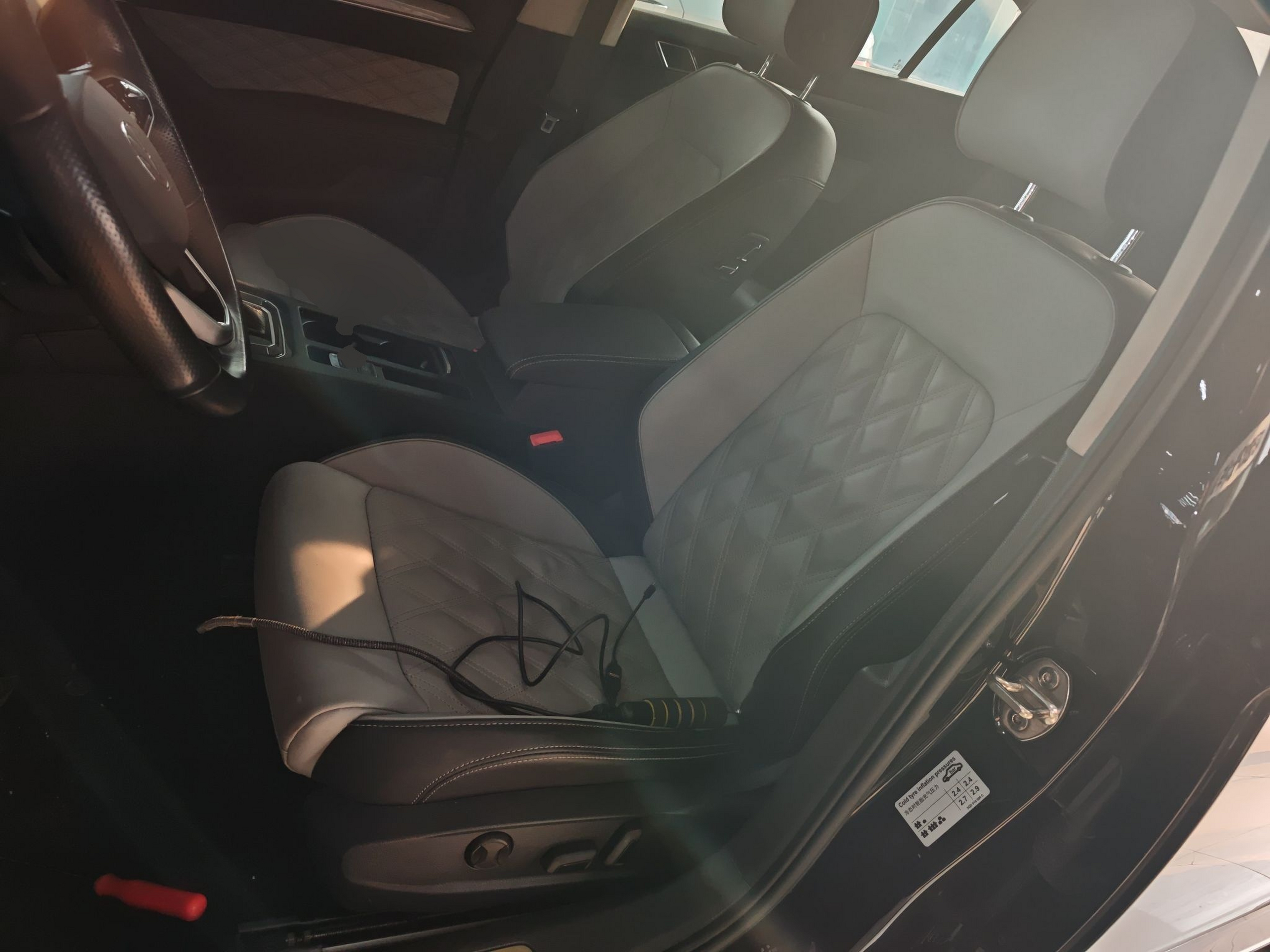 المقاعد الأمامية داخل السيارة