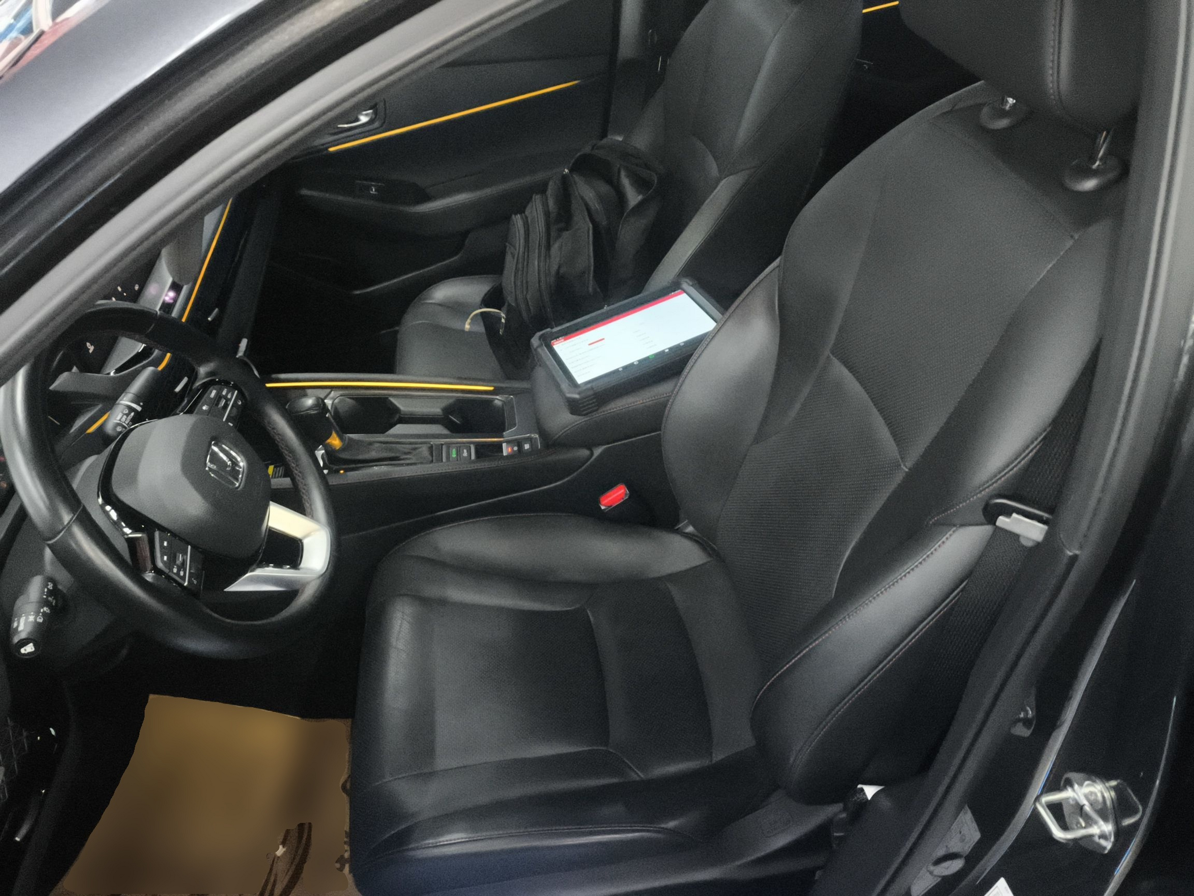 المقاعد الأمامية داخل السيارة