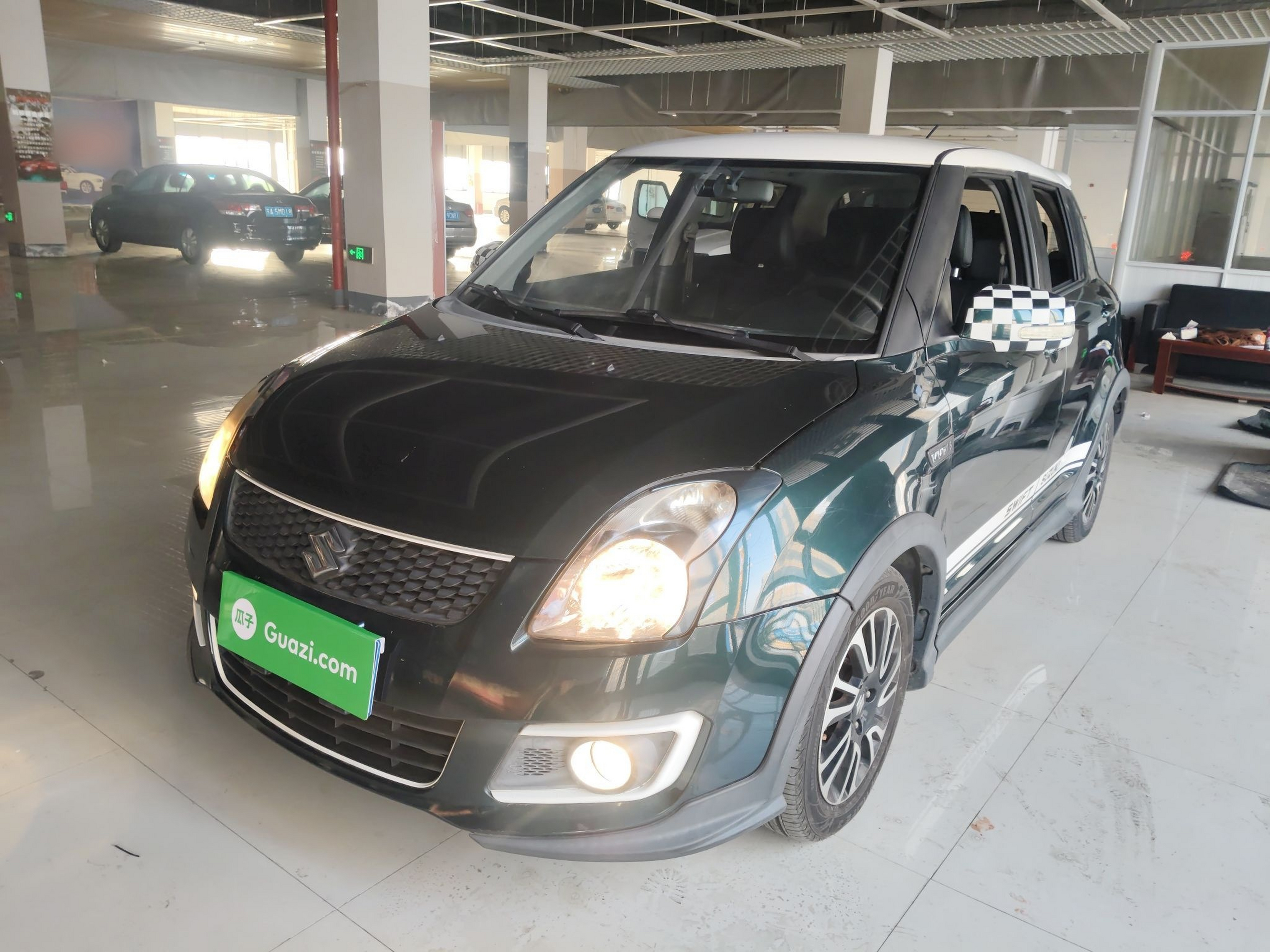 تحت مقدمة السيارة