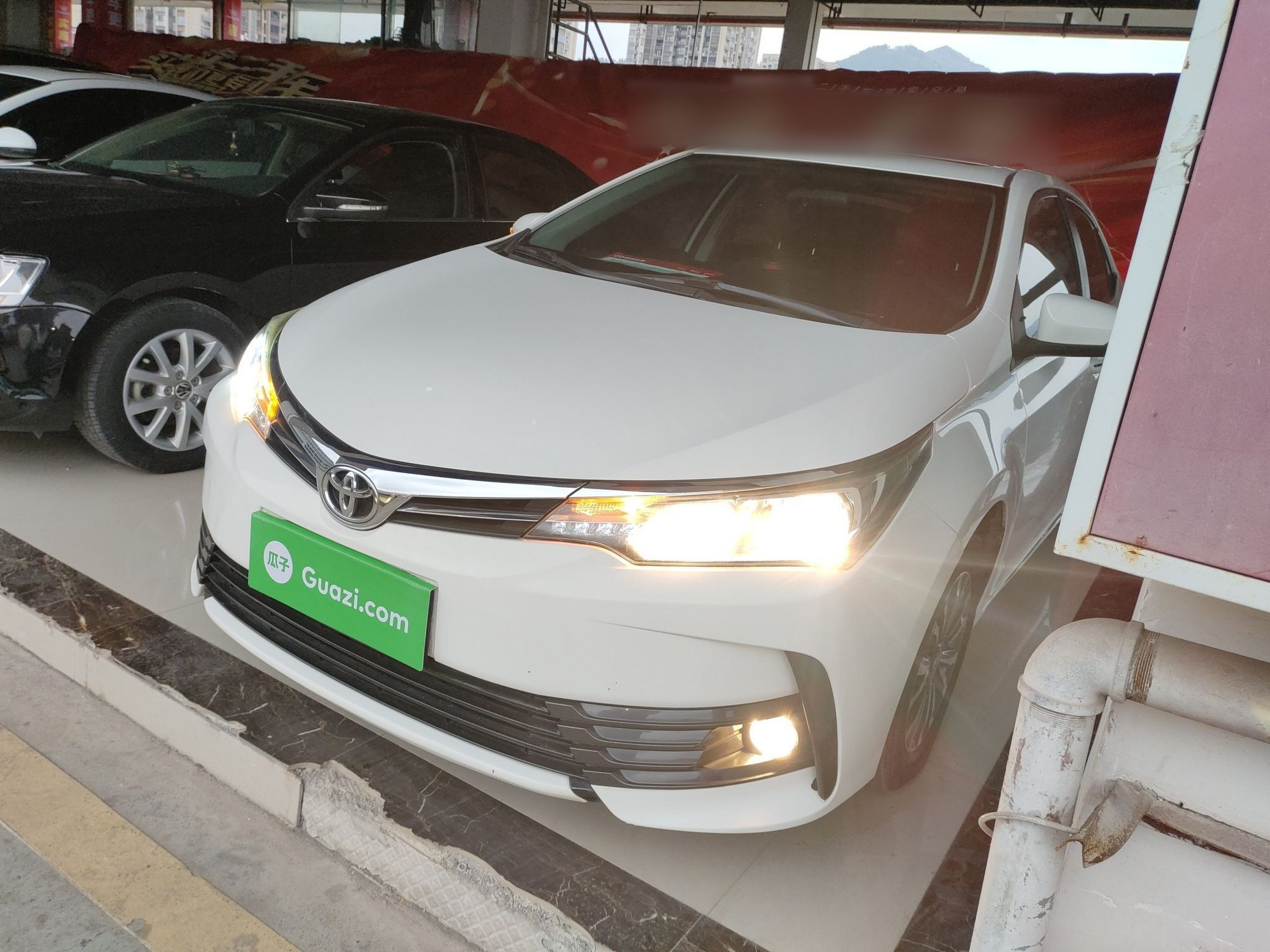 Под передней частью автомобиля