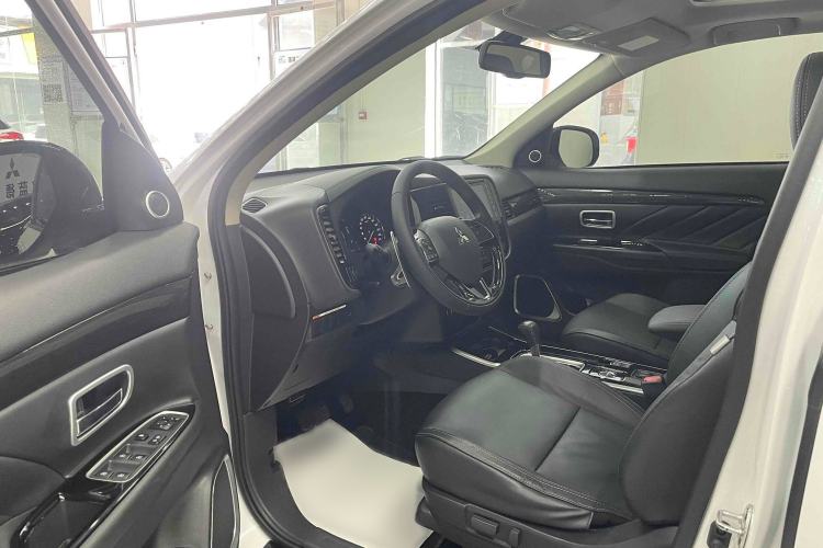 Used Mitsubishi Outlander 2019 2.4L 4x4 Zhi Xiang Edition 5 Seats China VI Standard
