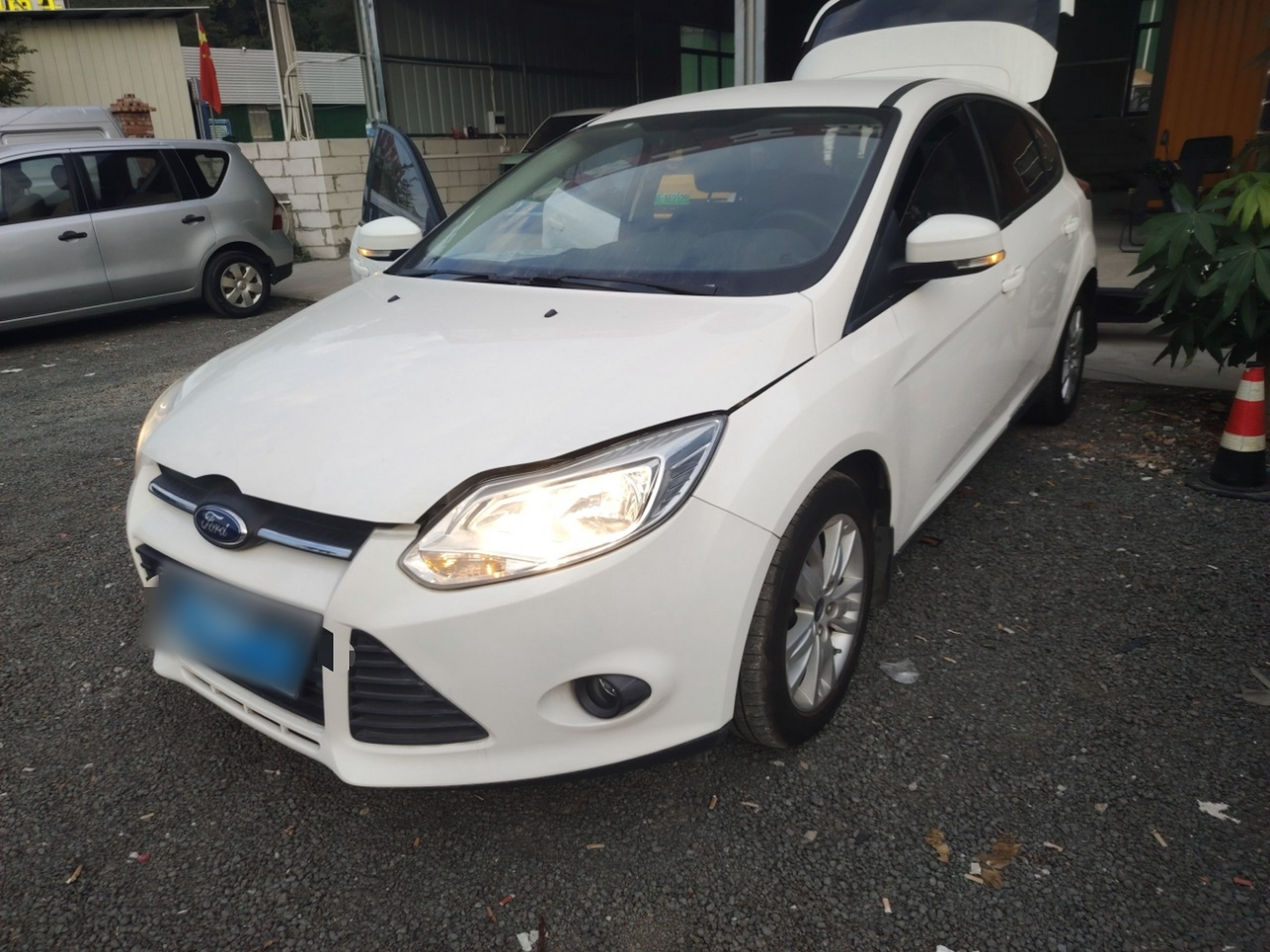 تحت مقدمة السيارة