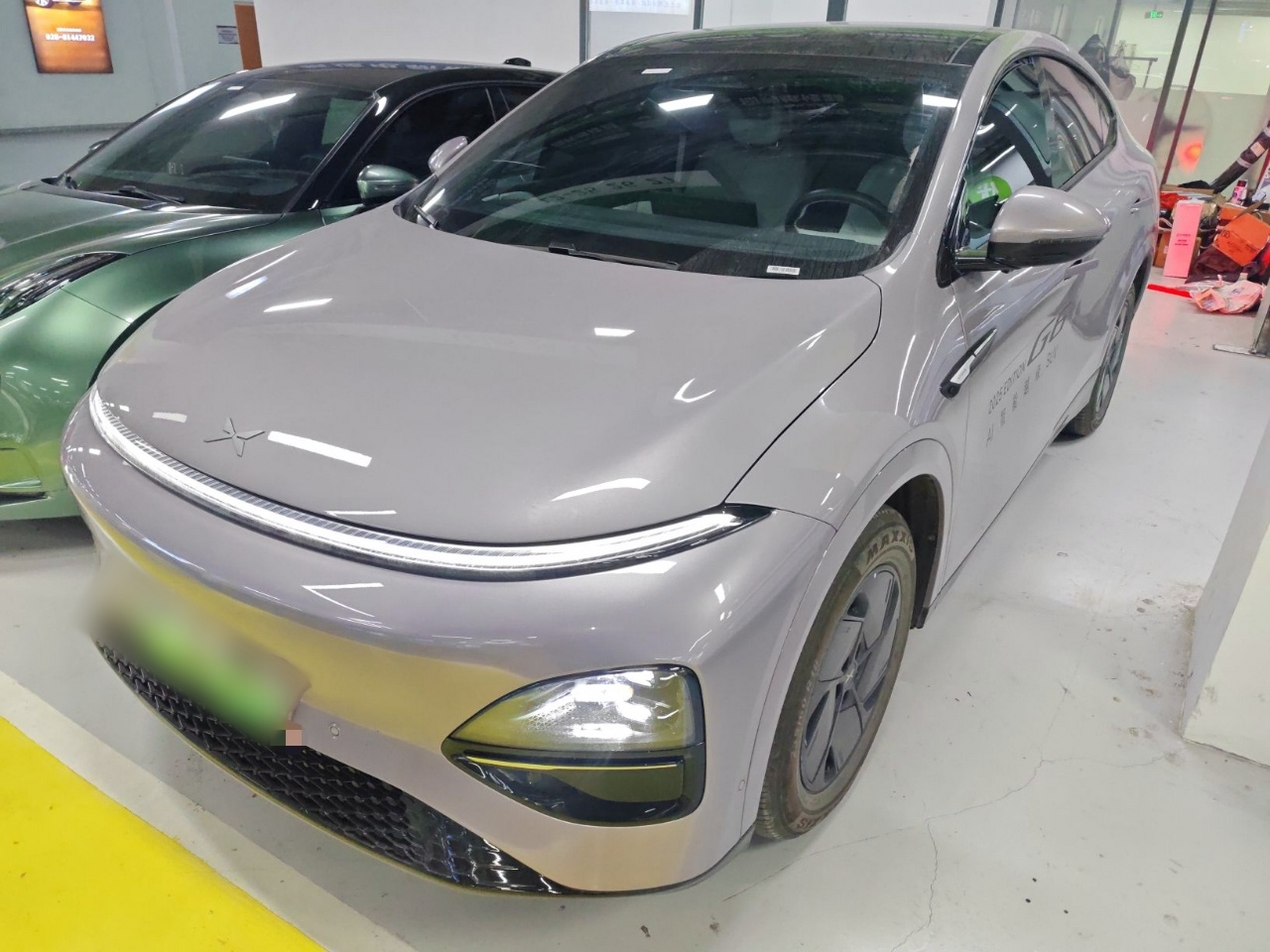 تحت مقدمة السيارة