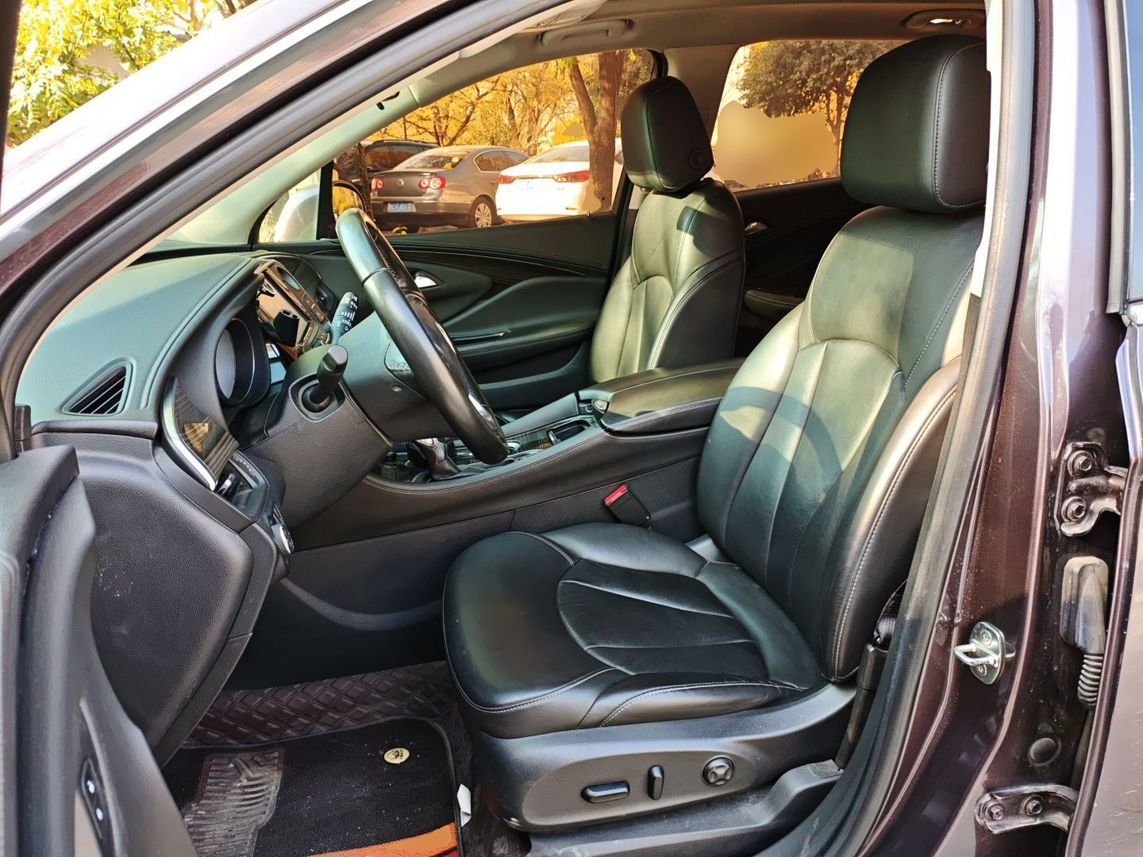 Переднее сиденье в автомобиле