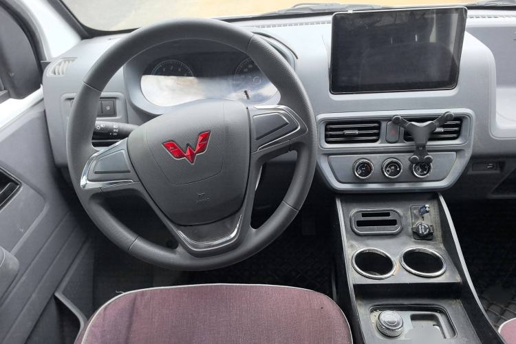 Used Wuling Yangguang 2024 300km Comfort-Grade Passenger Van 60kW
