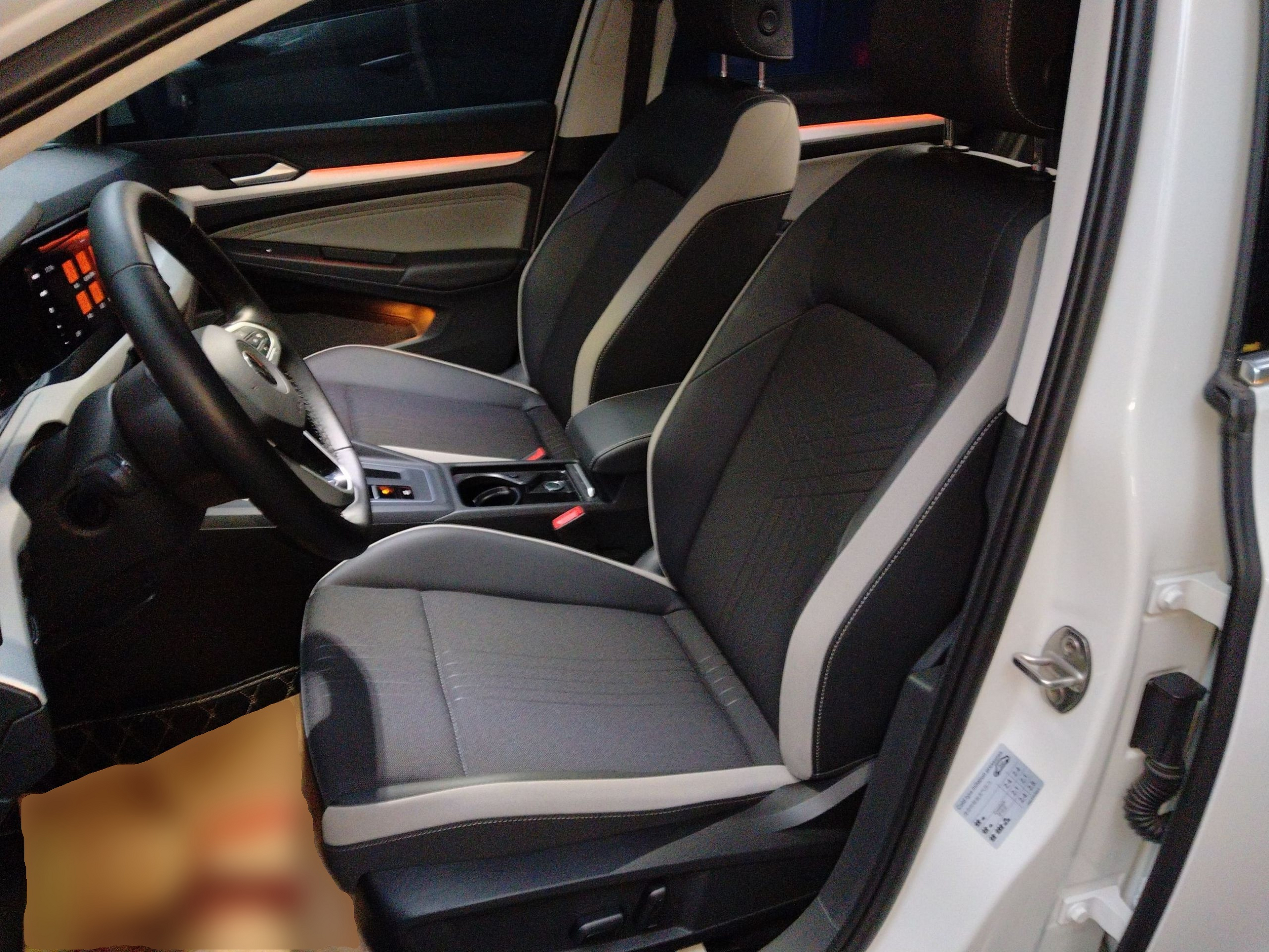 Переднее сиденье в автомобиле