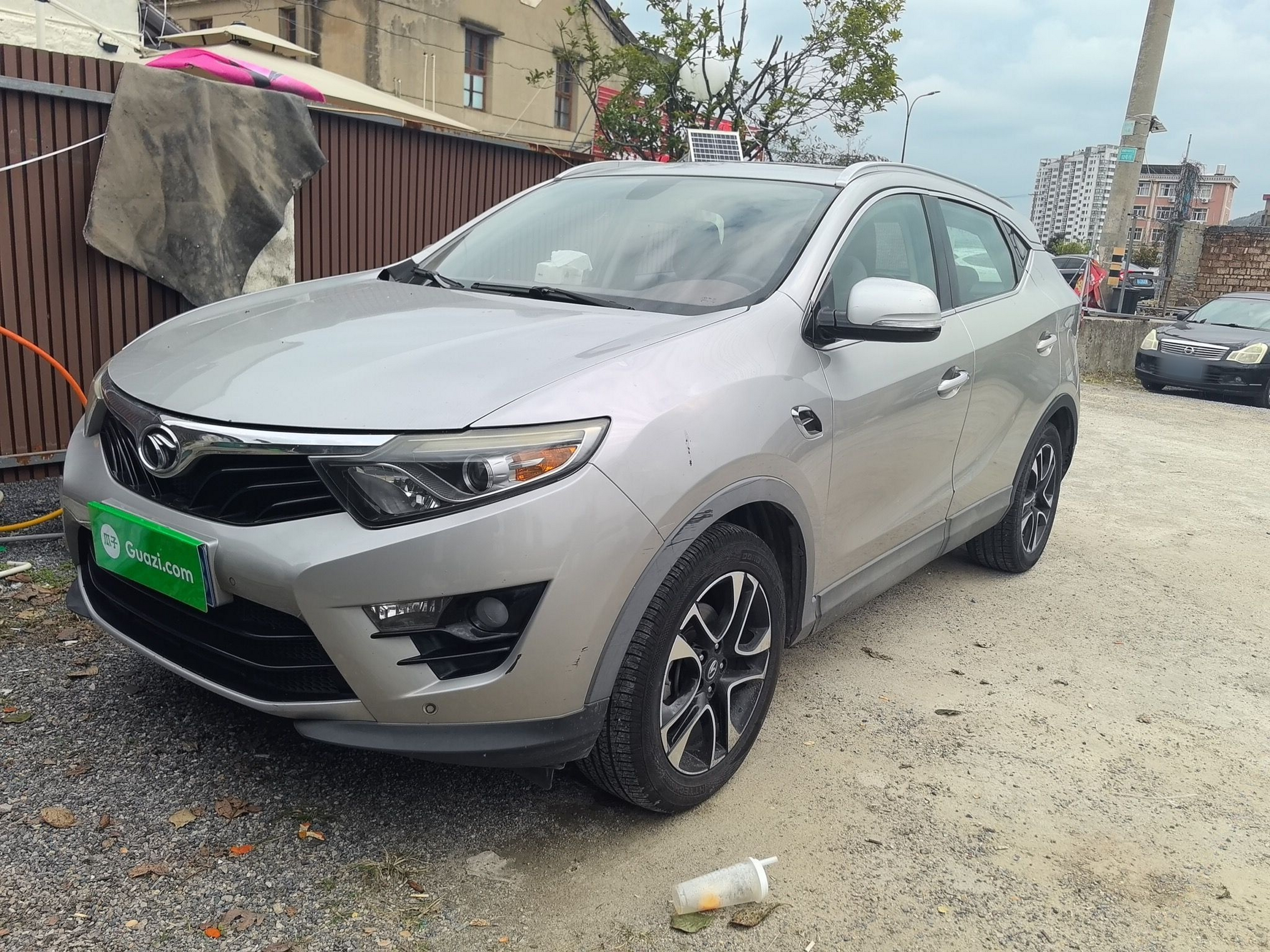 Под передней частью автомобиля