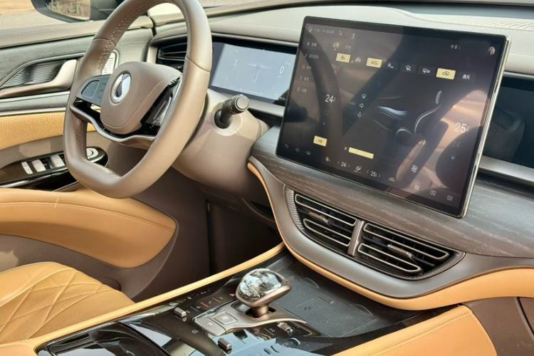 Used Denza D9 2022 EV 600 Four-Wheel Drive Prestige Model
