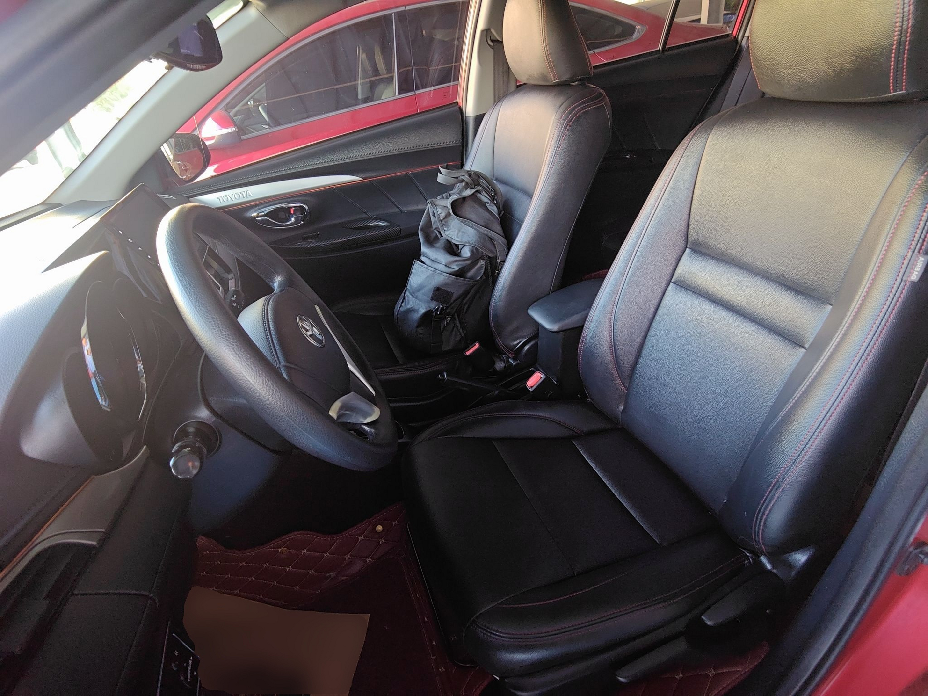 المقاعد الأمامية داخل السيارة